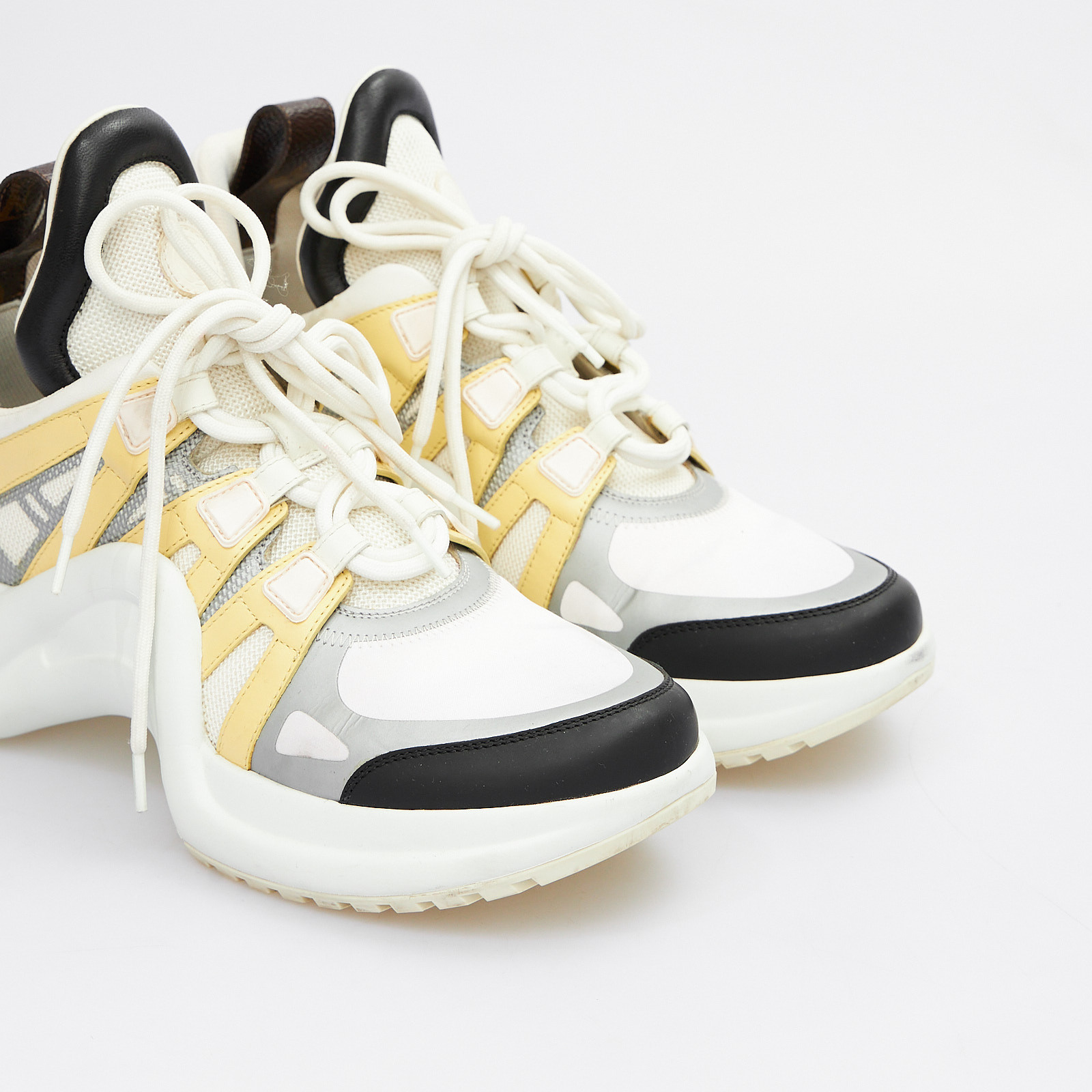 Кроссовки белого цвета Louis Vuitton - фото из каталога магазина брендовой одежды Second Friend Store Кроссовки Louis Vuitton - купить оригинал в секонд-хенде SFS - 4