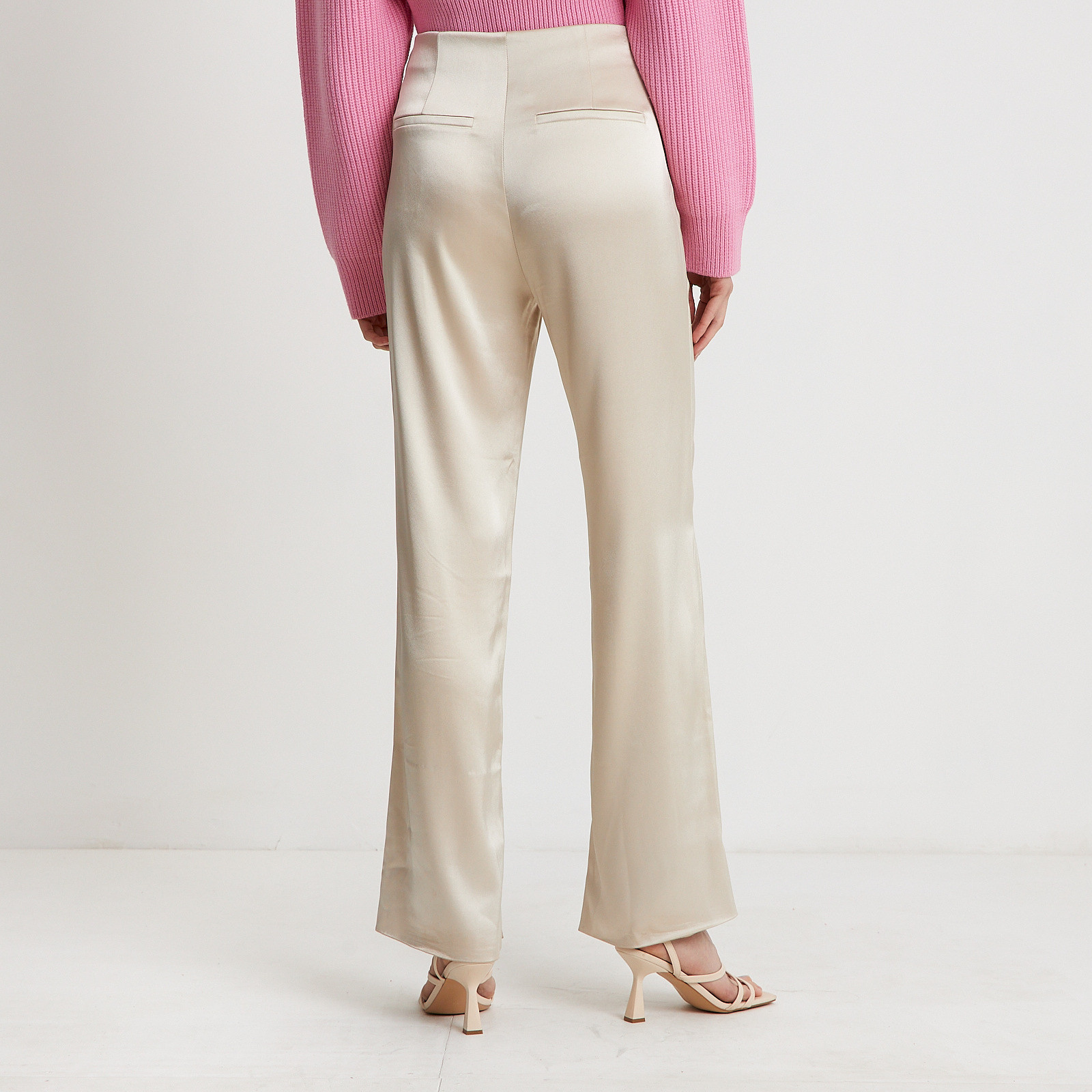 Брюки белого цвета Nanushka - фото из каталога магазина брендовой одежды Second Friend Store Брюки Nanushka - купить оригинал в секонд-хенде SFS - 3