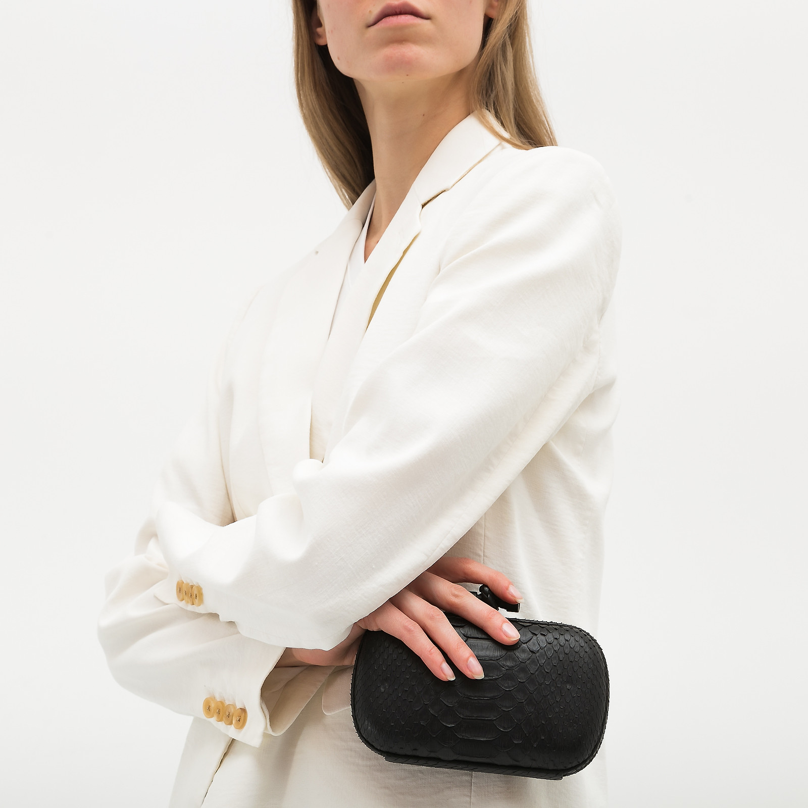Клатч черного цвета Bottega Veneta - фото из каталога магазина брендовой одежды Second Friend Store Клатч Bottega Veneta - купить оригинал в секонд-хенде SFS - 2
