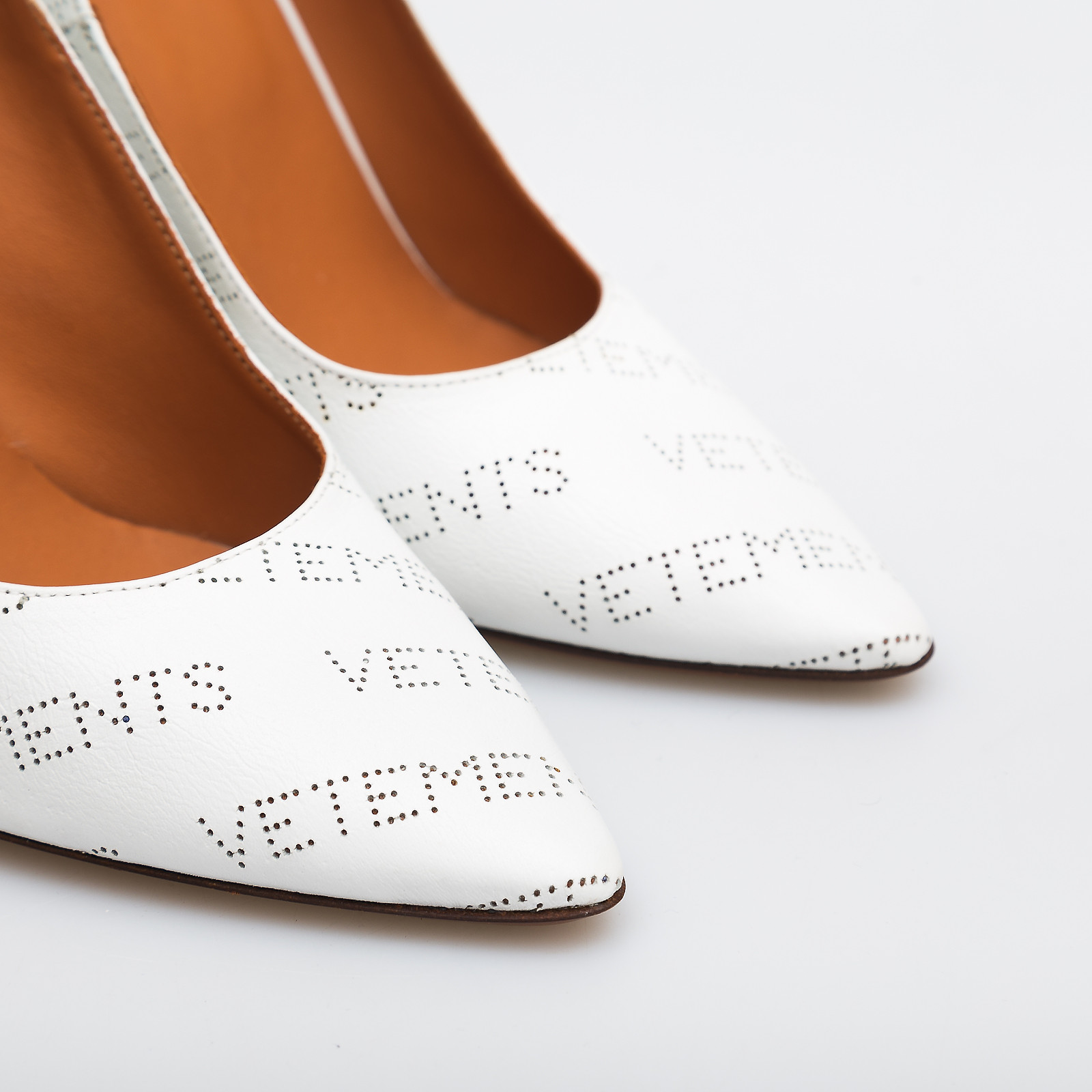 Туфли белого цвета Vetements - фото из каталога магазина брендовой одежды Second Friend Store Туфли Vetements - купить оригинал в секонд-хенде SFS - 4