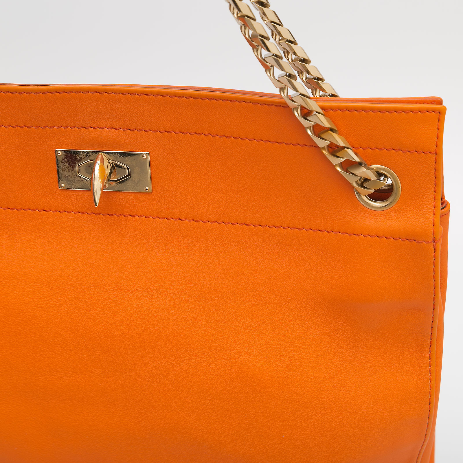 Сумка оранжевого цвета Givenchy - фото из каталога магазина брендовой одежды Second Friend Store Сумка Givenchy - купить оригинал в секонд-хенде SFS - 4