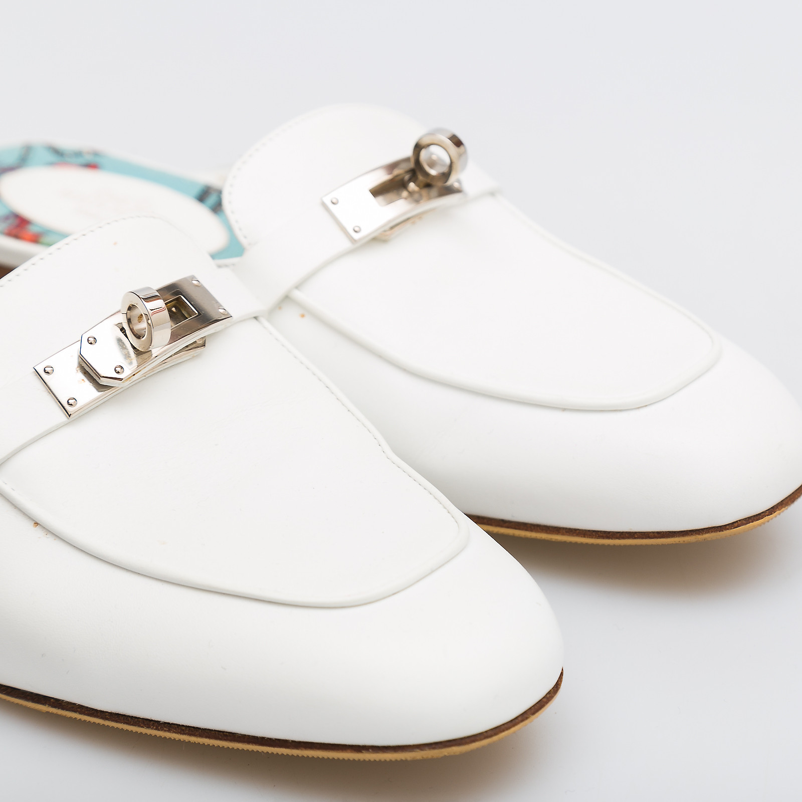 Туфли белого цвета Hermes - фото из каталога магазина брендовой одежды Second Friend Store Туфли Hermes - купить оригинал в секонд-хенде SFS - 4