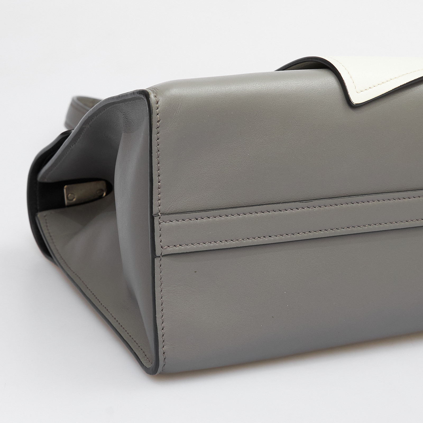 Сумка серого цвета Prada - фото из каталога магазина брендовой одежды Second Friend Store Сумка Prada - купить оригинал в секонд-хенде SFS - 6