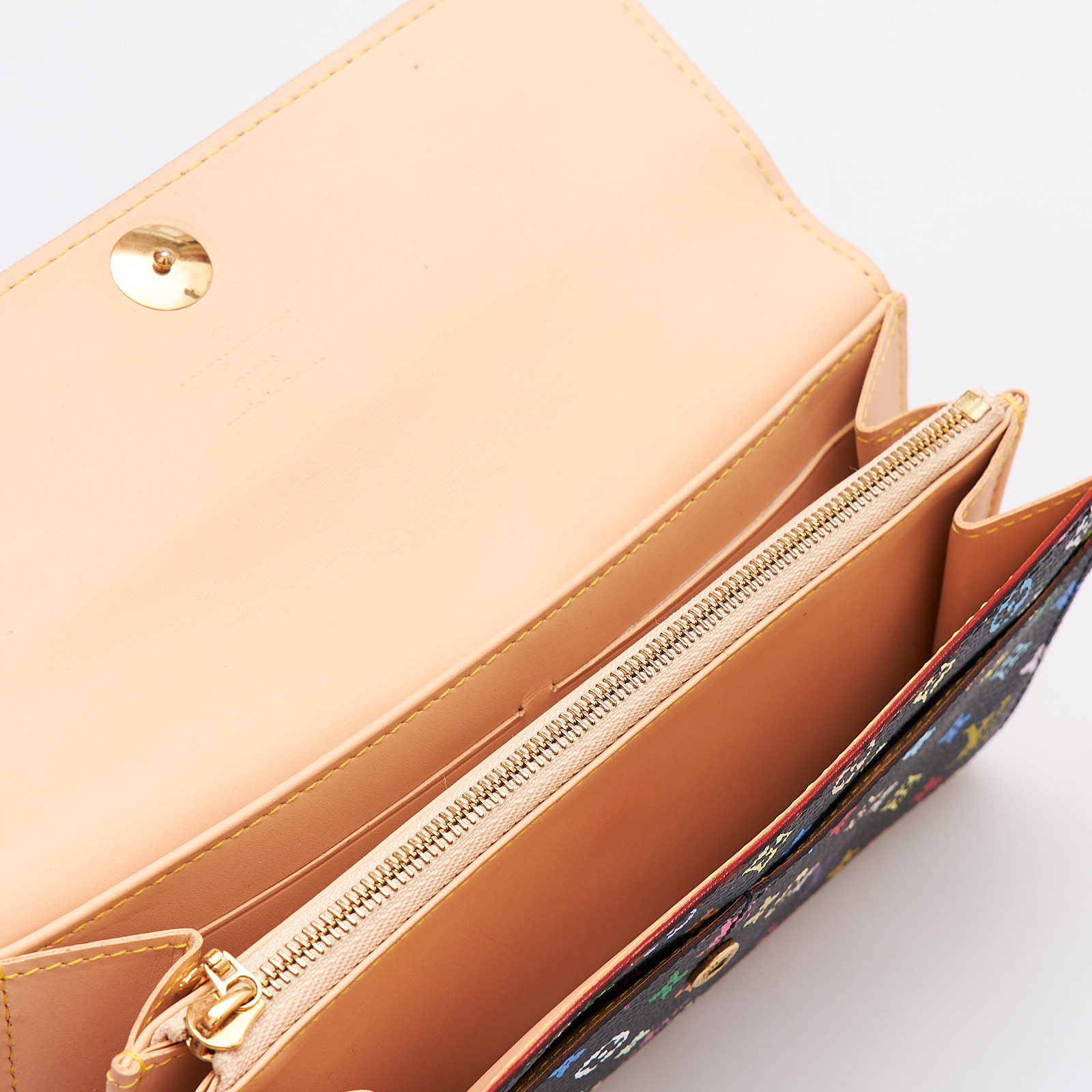 Кошелек черного цвета Louis Vuitton - фото из каталога магазина брендовой одежды Second Friend Store Кошелек Louis Vuitton - купить оригинал в секонд-хенде SFS - 5