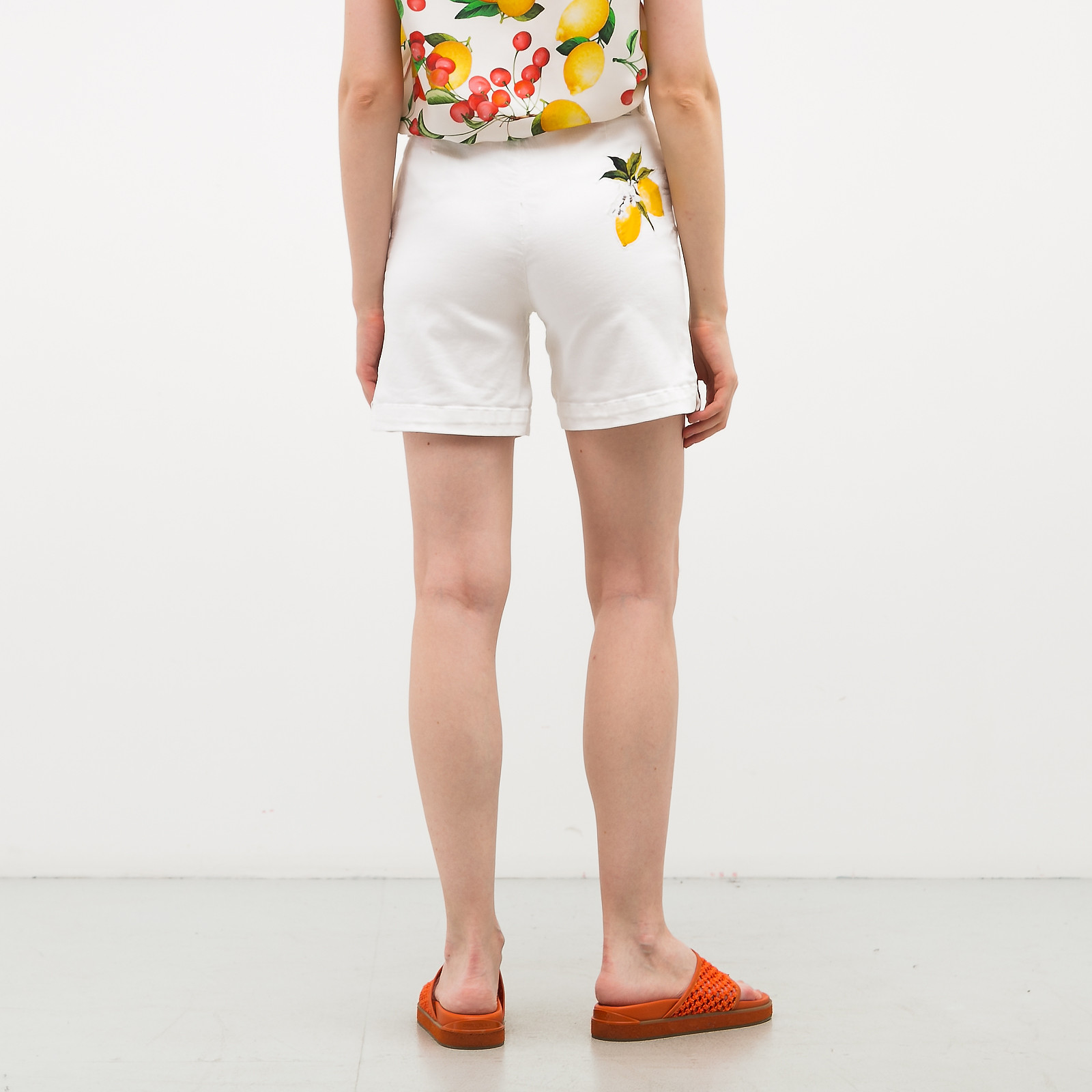 Шорты белого цвета Dolce&Gabbana - фото из каталога магазина брендовой одежды Second Friend Store Шорты Dolce&Gabbana - купить оригинал в секонд-хенде SFS - 3