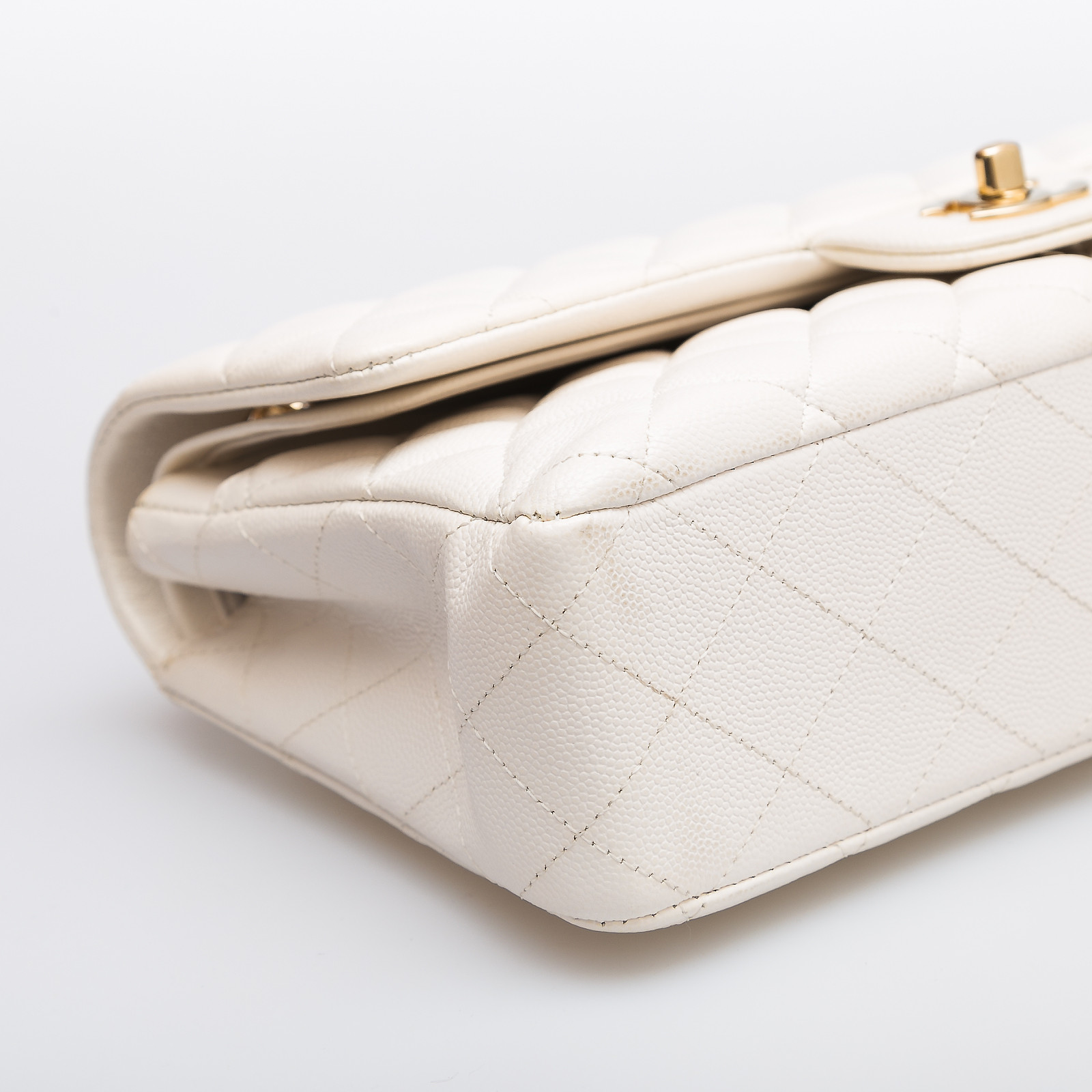 Сумка белого цвета Chanel - фото из каталога магазина брендовой одежды Second Friend Store Сумка Chanel - купить оригинал в секонд-хенде SFS - 4