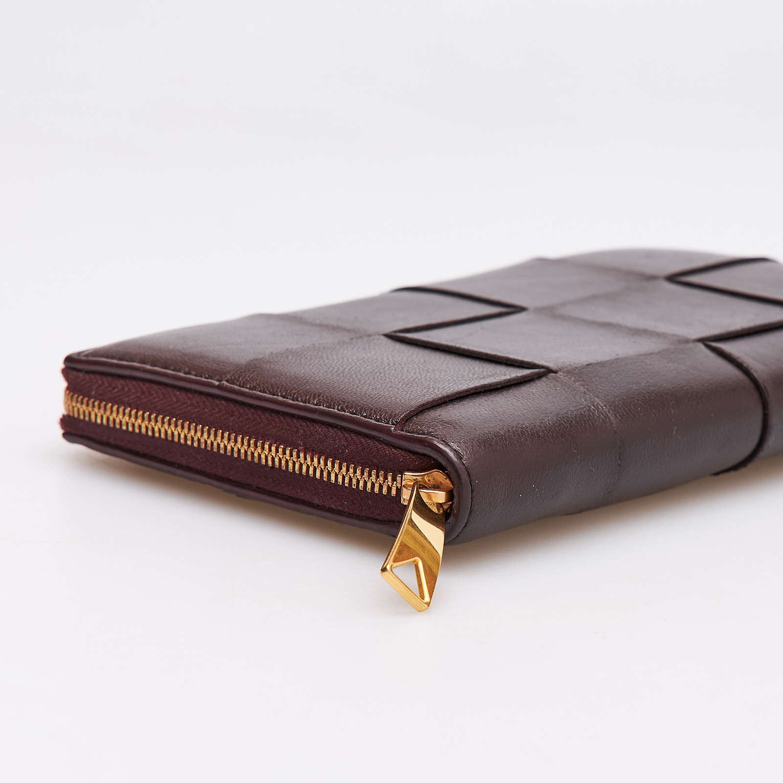 Кошелек бордового цвета Bottega Veneta - фото из каталога магазина брендовой одежды Second Friend Store Кошелек Bottega Veneta - купить оригинал в секонд-хенде SFS - 3