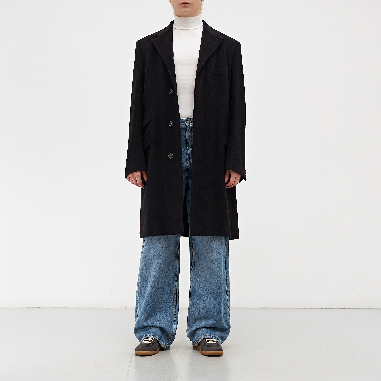 Пальто черного цвета Hermes - фото из каталога магазина брендовой одежды Second Friend Store Пальто Hermes - купить оригинал в секонд-хенде SFS - 2