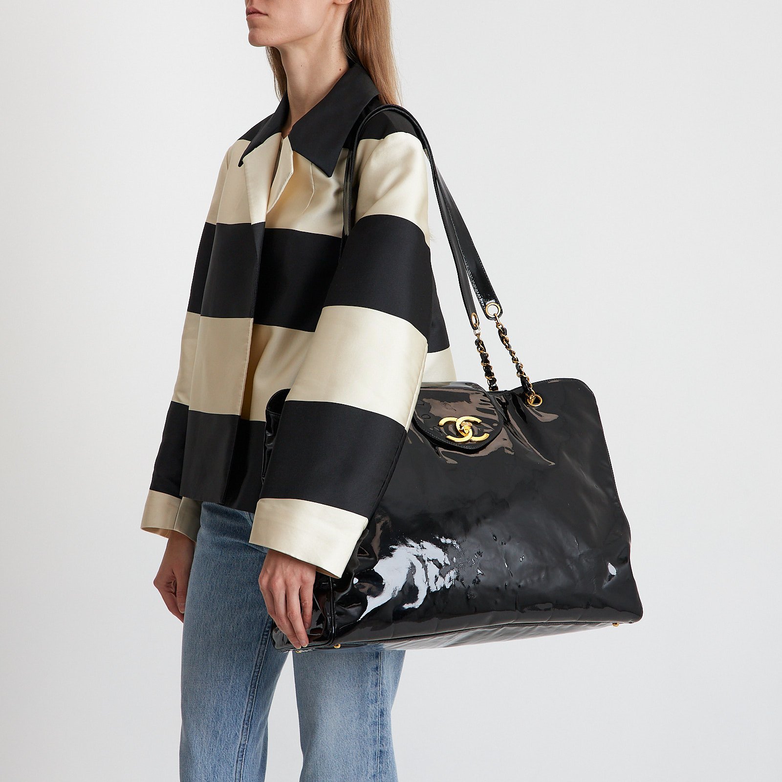 Сумка  черного цвета Chanel - фото из каталога магазина брендовой одежды Second Friend Store Сумка Chanel - купить оригинал в секонд-хенде SFS - 2