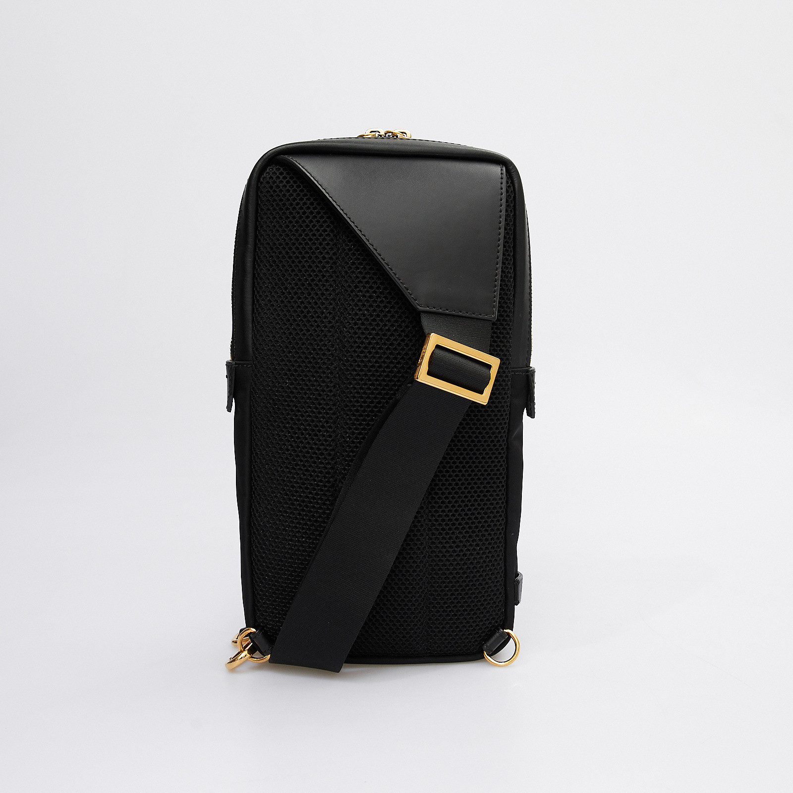 Сумка черного цвета Fendi - фото из каталога магазина брендовой одежды Second Friend Store Сумка Fendi - купить оригинал в секонд-хенде SFS - 4