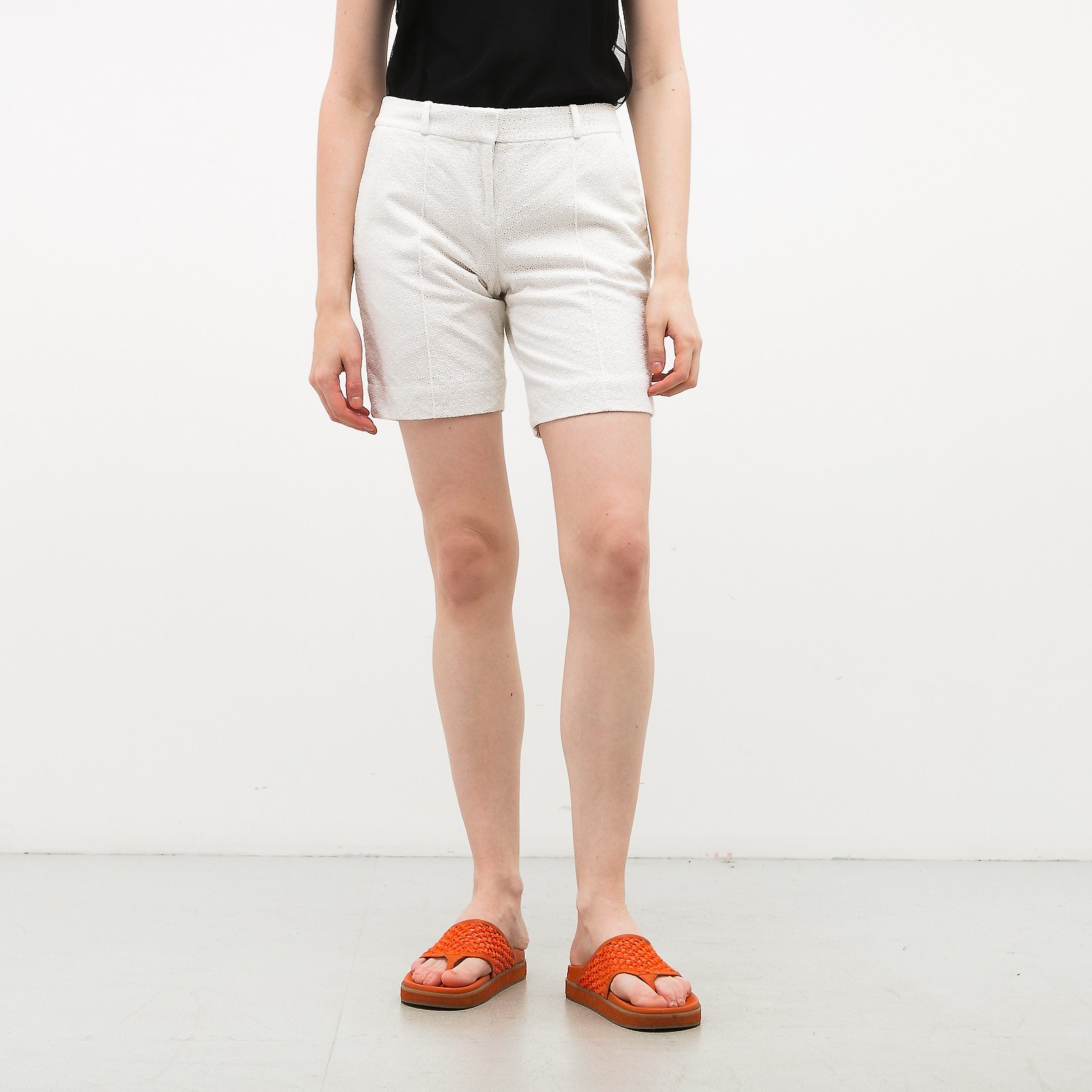 Шорты белого цвета Diane von Furstenberg - фото из каталога магазина брендовой одежды Second Friend Store Шорты Diane von Furstenberg - купить оригинал в секонд-хенде SFS - 1