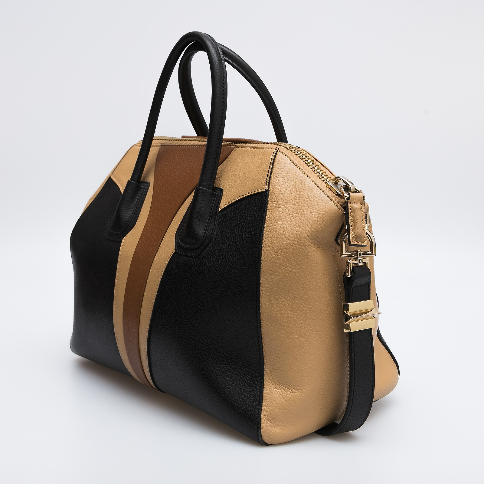 Сумка бежевого цвета Givenchy - фото из каталога магазина брендовой одежды Second Friend Store Сумка Givenchy - купить оригинал в секонд-хенде SFS - 3