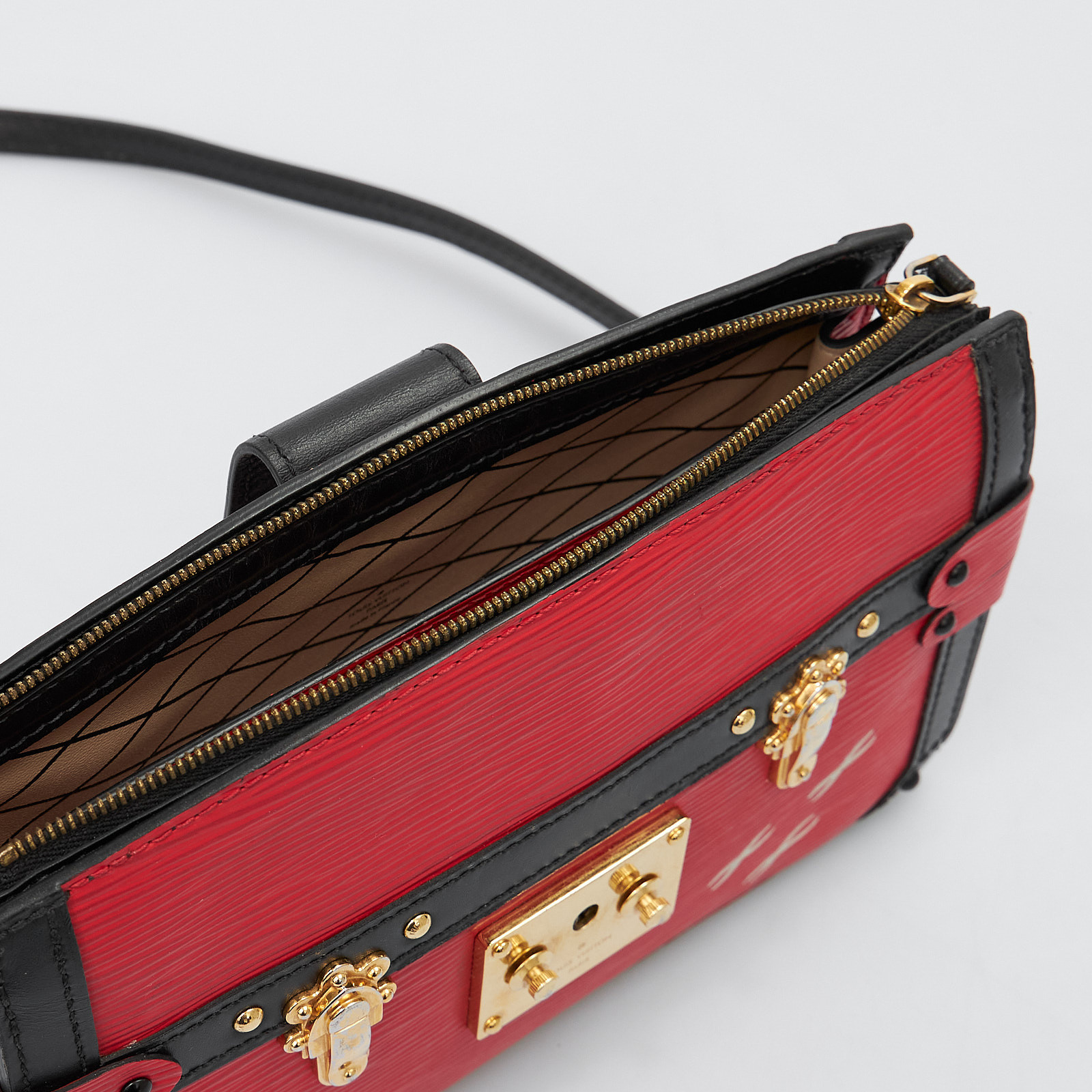 Сумка красного цвета Louis Vuitton - фото из каталога магазина брендовой одежды Second Friend Store Сумка Louis Vuitton - купить оригинал в секонд-хенде SFS - 8