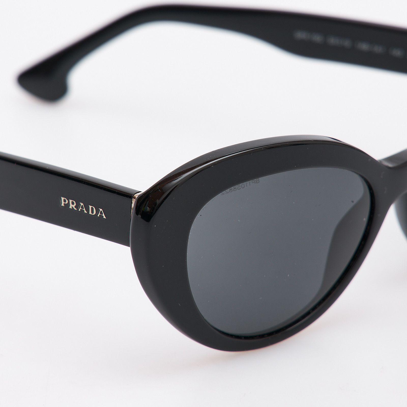 Очки черного цвета Prada - фото из каталога магазина брендовой одежды Second Friend Store Очки Prada - купить оригинал в секонд-хенде SFS - 4