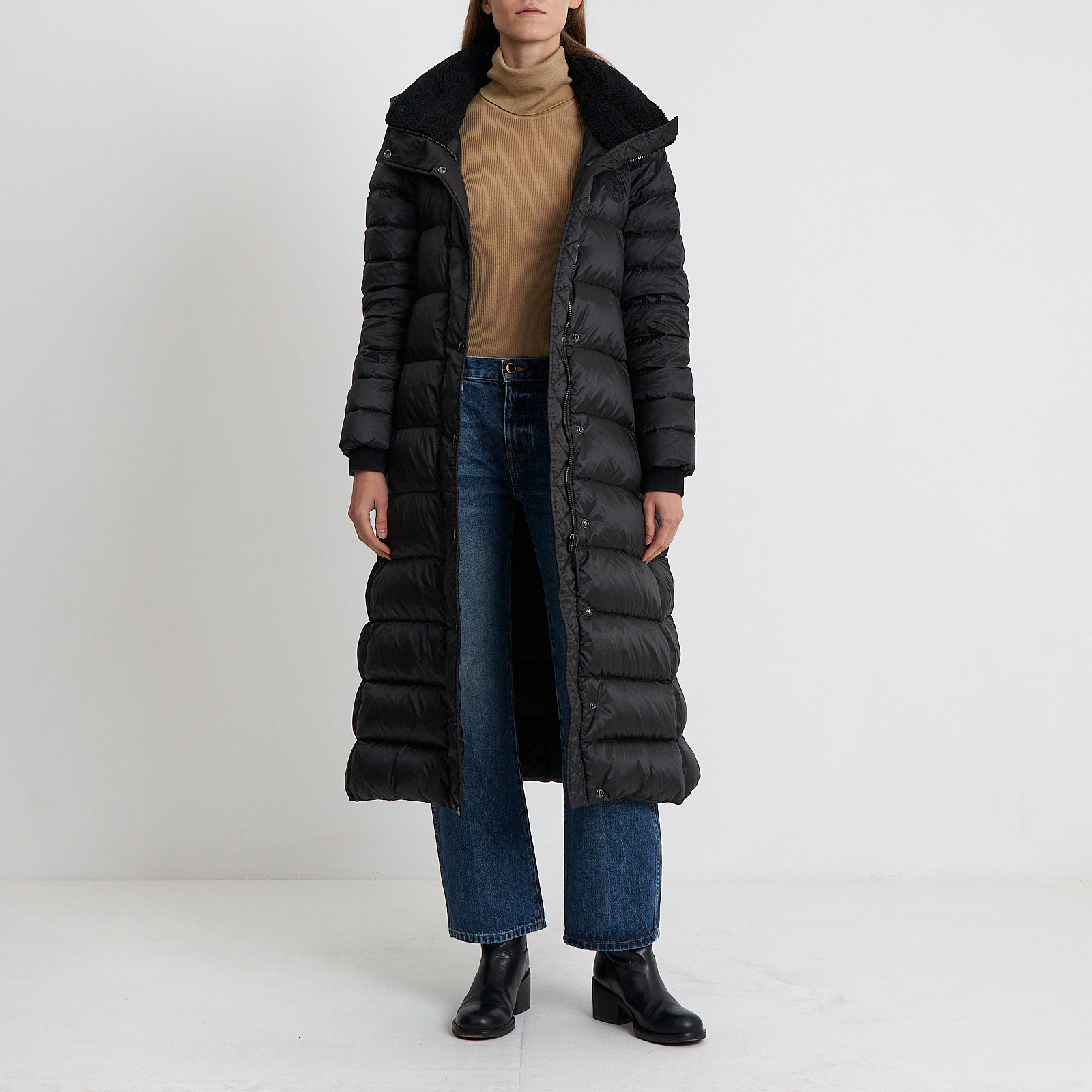 Пуховик черного цвета Burberry - фото из каталога магазина брендовой одежды Second Friend Store Пуховик Burberry - купить оригинал в секонд-хенде SFS - 2