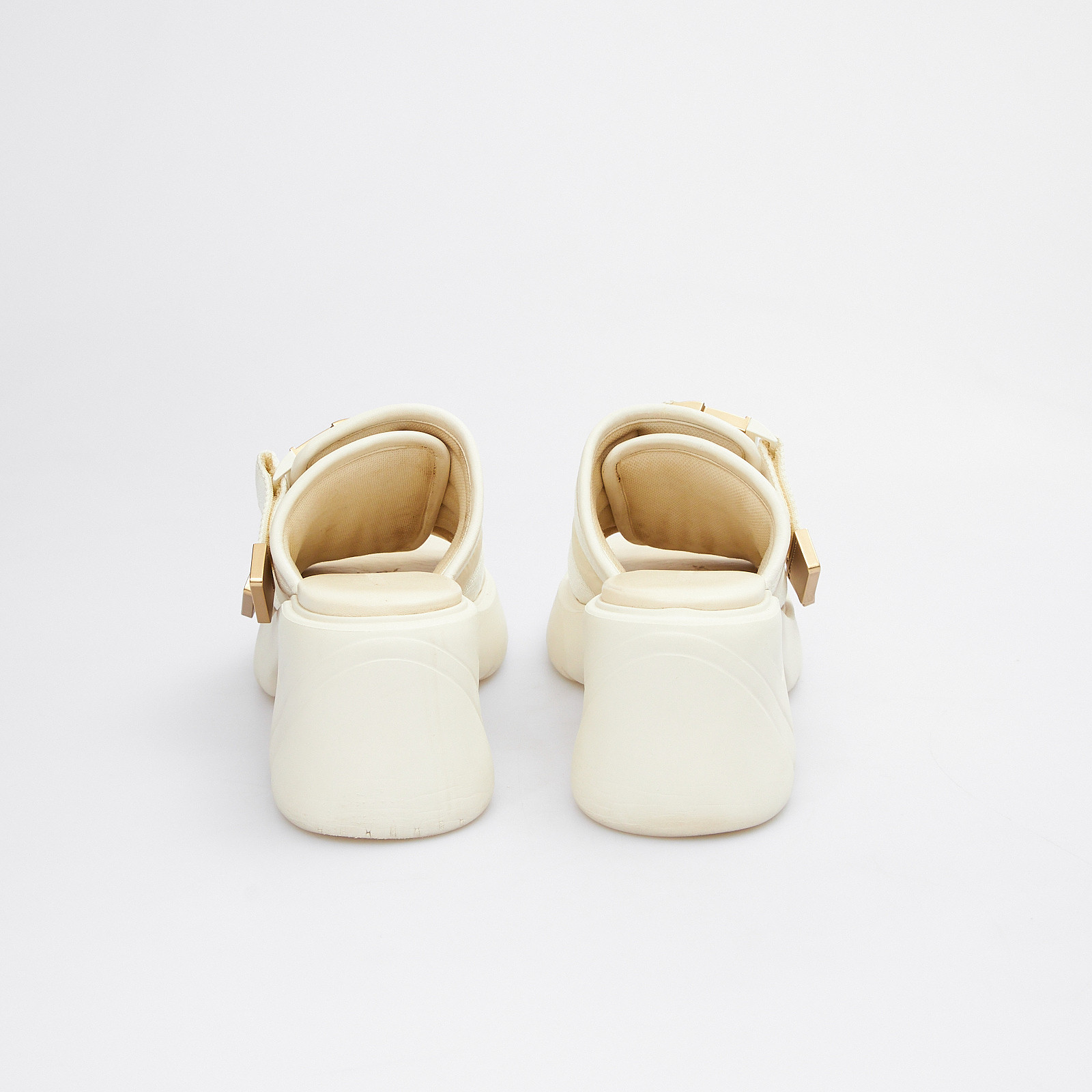 Сандалии белого цвета Bottega Veneta - фото из каталога магазина брендовой одежды Second Friend Store Сандалии Bottega Veneta - купить оригинал в секонд-хенде SFS - 3