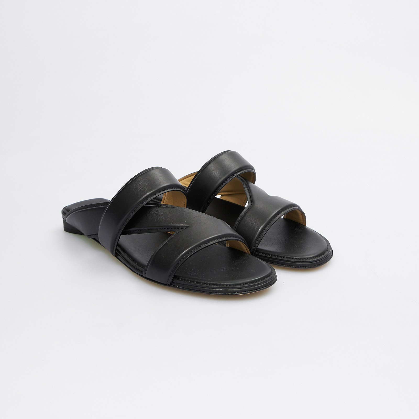 Сандалии черного цвета Bottega Veneta - фото из каталога магазина брендовой одежды Second Friend Store Сандалии Bottega Veneta - купить оригинал в секонд-хенде SFS - 2