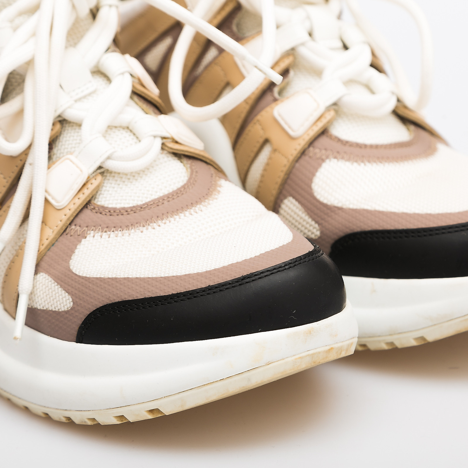 Кроссовки белого цвета Louis Vuitton - фото из каталога магазина брендовой одежды Second Friend Store Кроссовки Louis Vuitton - купить оригинал в секонд-хенде SFS - 4