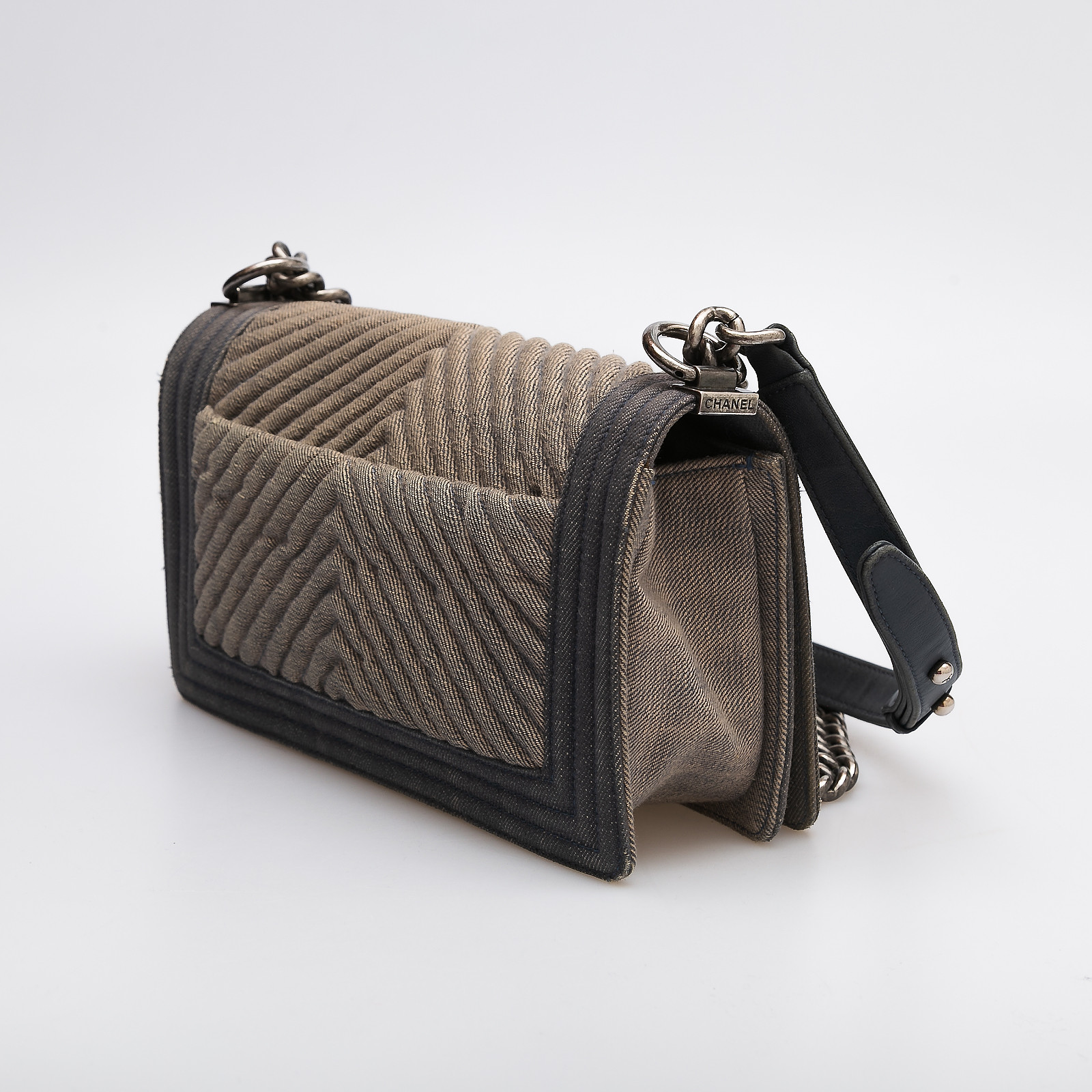 Сумка синего цвета Chanel - фото из каталога магазина брендовой одежды Second Friend Store Сумка Chanel - купить оригинал в секонд-хенде SFS - 3