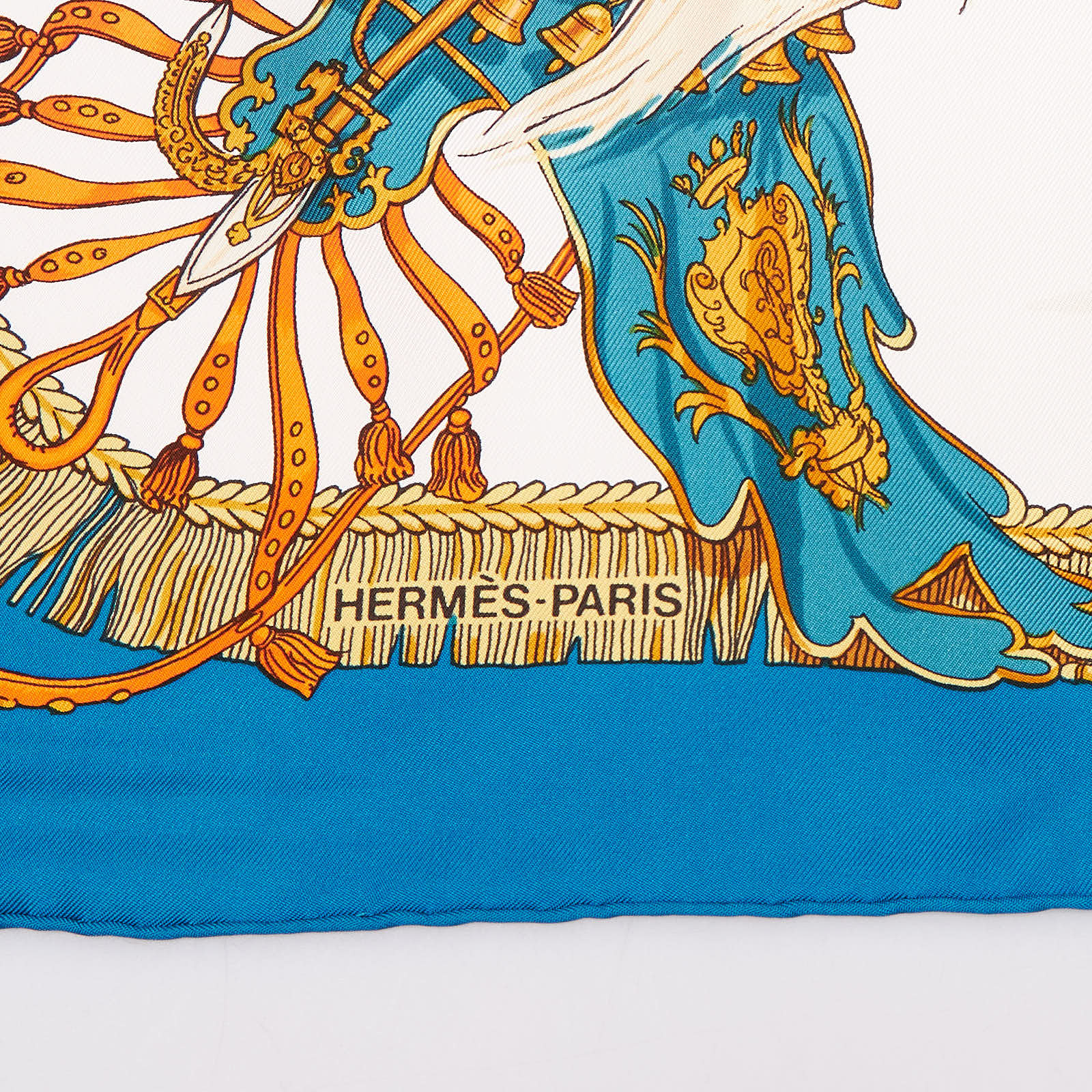 Платок белого цвета Hermes - фото из каталога магазина брендовой одежды Second Friend Store Платок Hermes - купить оригинал в секонд-хенде SFS - 4