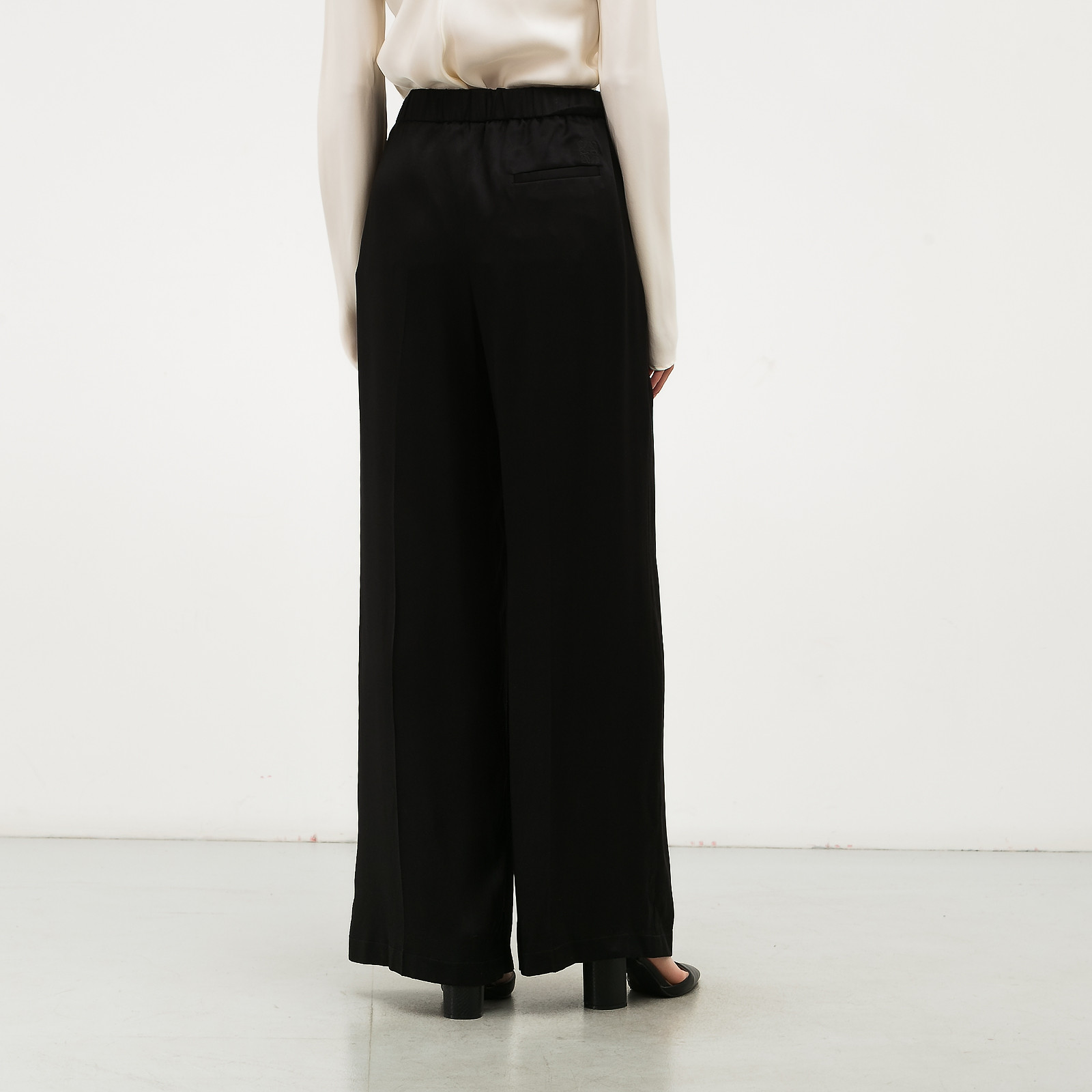 Брюки черного цвета Loewe - фото из каталога магазина брендовой одежды Second Friend Store Брюки Loewe - купить оригинал в секонд-хенде SFS - 2