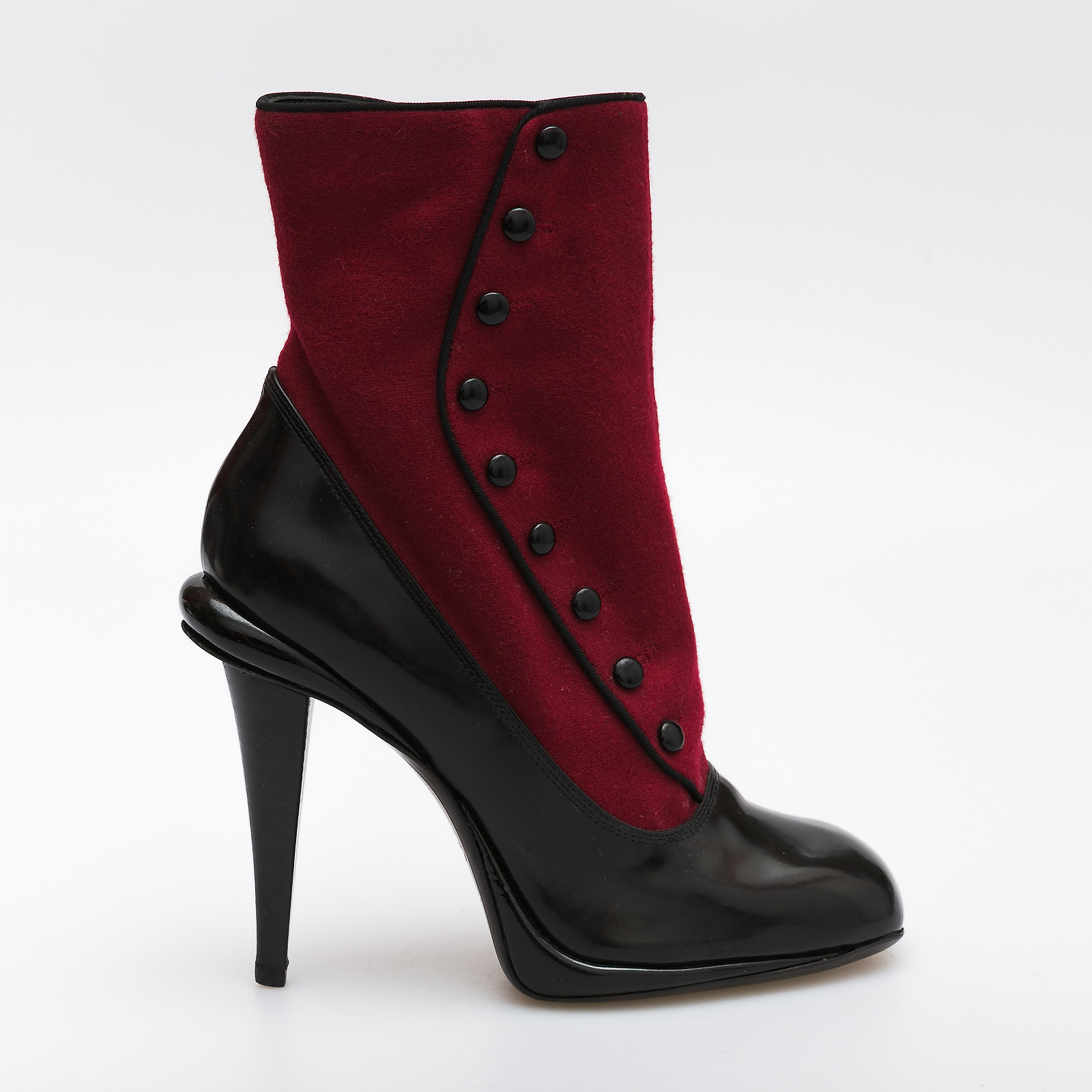 Ботильоны  красного цвета Fendi - фото из каталога магазина брендовой одежды Second Friend Store Ботильоны Fendi - купить оригинал в секонд-хенде SFS - 1