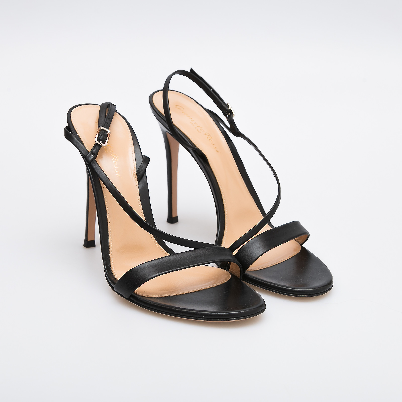 Босоножки черного цвета Gianvito Rossi - фото из каталога магазина брендовой одежды Second Friend Store Босоножки Gianvito Rossi - купить оригинал в секонд-хенде SFS - 2