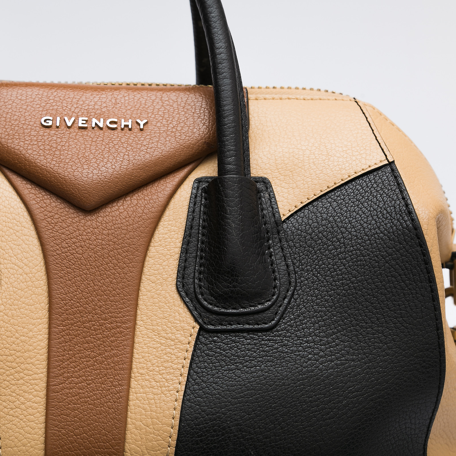 Сумка бежевого цвета Givenchy - фото из каталога магазина брендовой одежды Second Friend Store Сумка Givenchy - купить оригинал в секонд-хенде SFS - 6