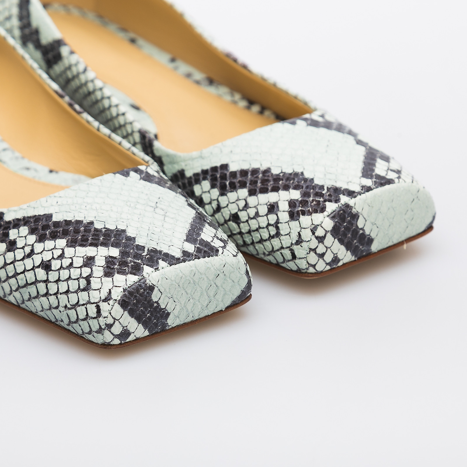 Туфли голубого цвета Bottega Veneta - фото из каталога магазина брендовой одежды Second Friend Store Туфли Bottega Veneta - купить оригинал в секонд-хенде SFS - 4