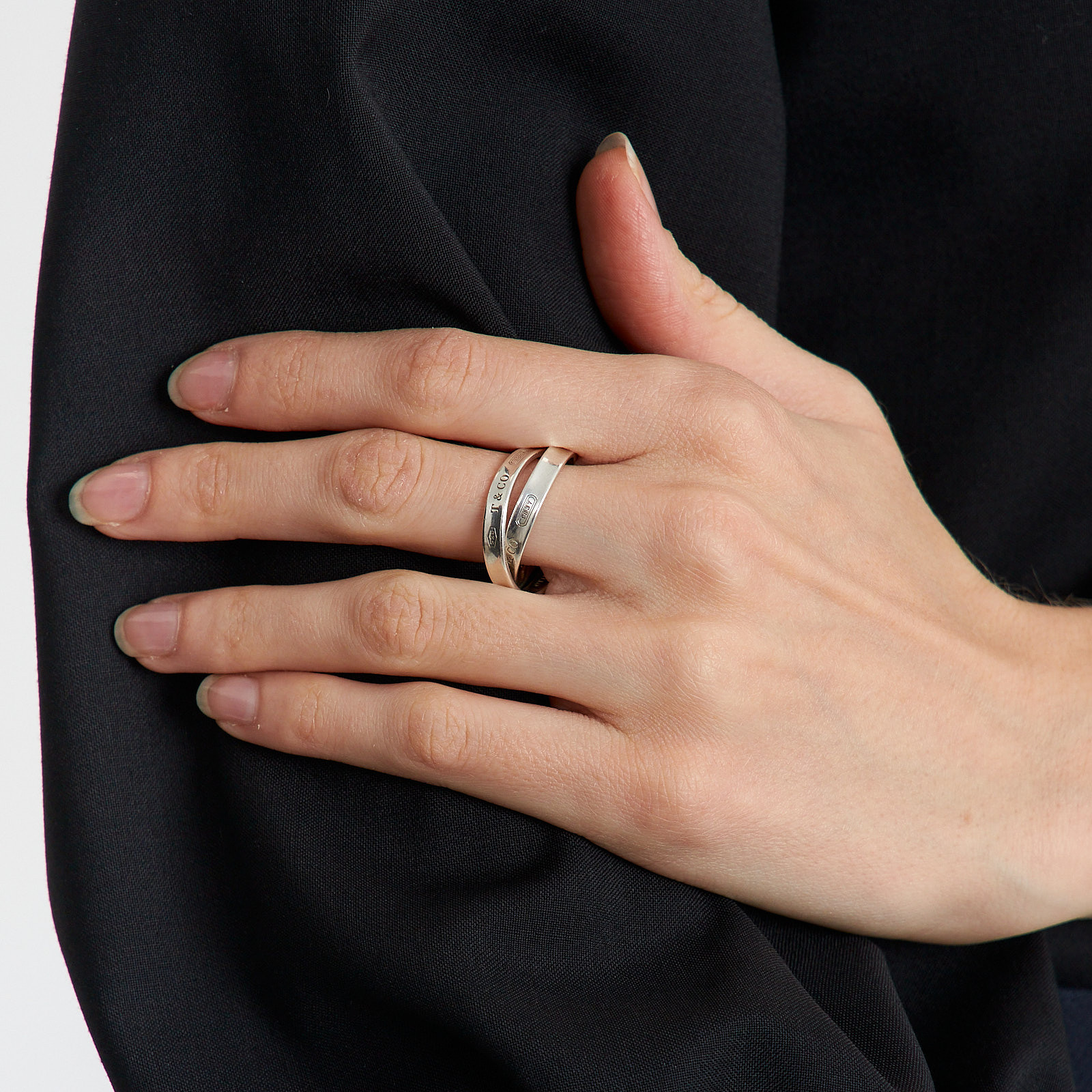 Кольцо серебряного цвета Tiffany&Co - фото из каталога магазина брендовой одежды Second Friend Store Кольцо Tiffany&Co - купить оригинал в секонд-хенде SFS - 2