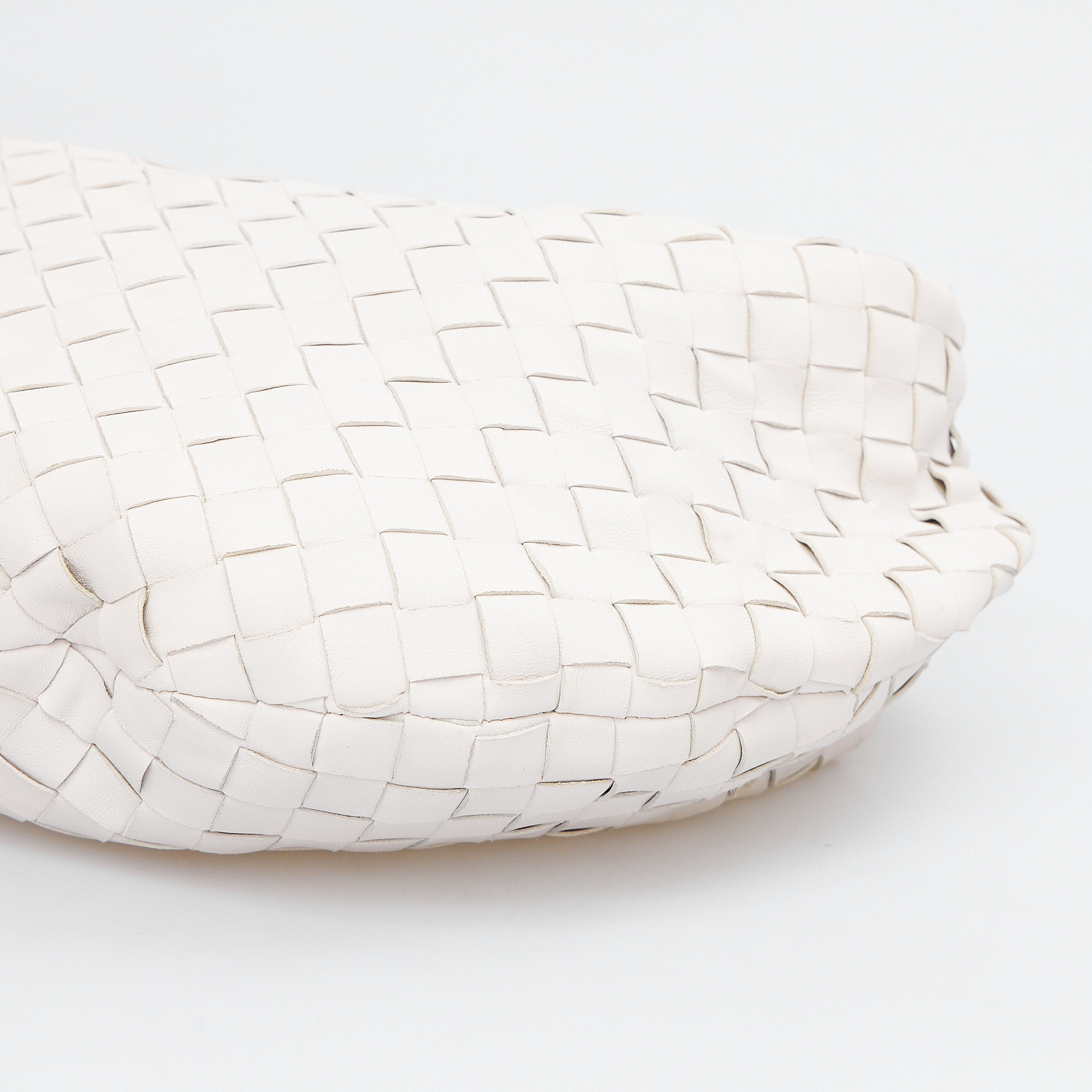 Сумка  белого цвета Bottega Veneta - фото из каталога магазина брендовой одежды Second Friend Store Сумка Bottega Veneta - купить оригинал в секонд-хенде SFS - 7