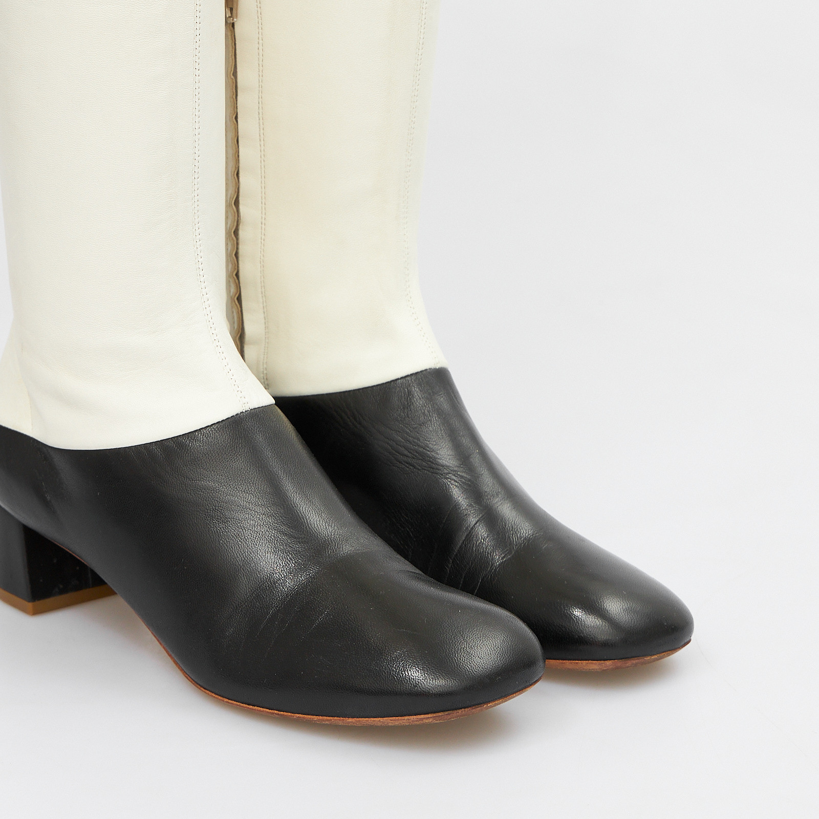 Сапоги белого цвета Celine - фото из каталога магазина брендовой одежды Second Friend Store Сапоги Celine - купить оригинал в секонд-хенде SFS - 4