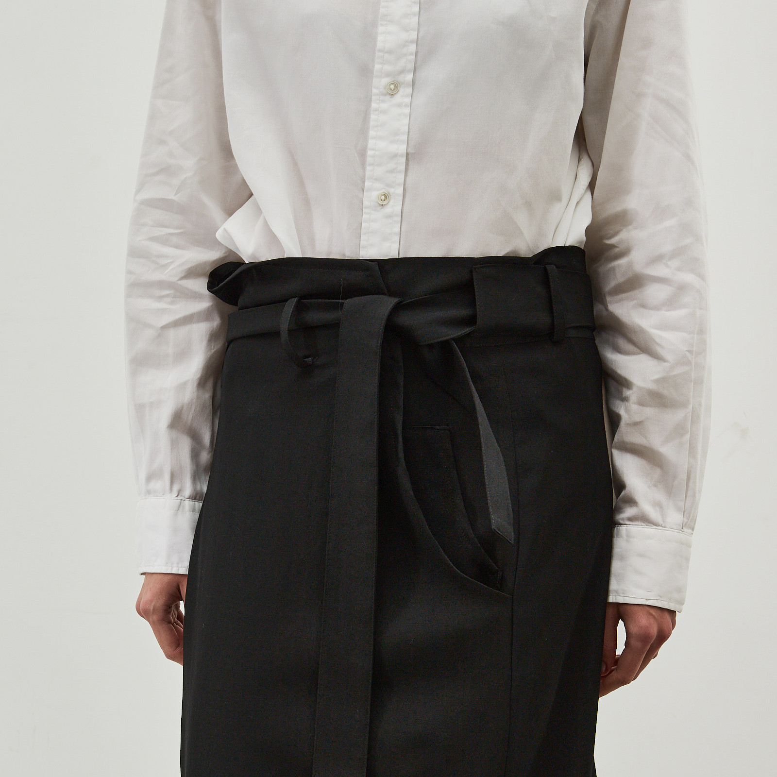 Юбка черного цвета Yohji Yamamoto - фото из каталога магазина брендовой одежды Second Friend Store Юбка Yohji Yamamoto - купить оригинал в секонд-хенде SFS - 4