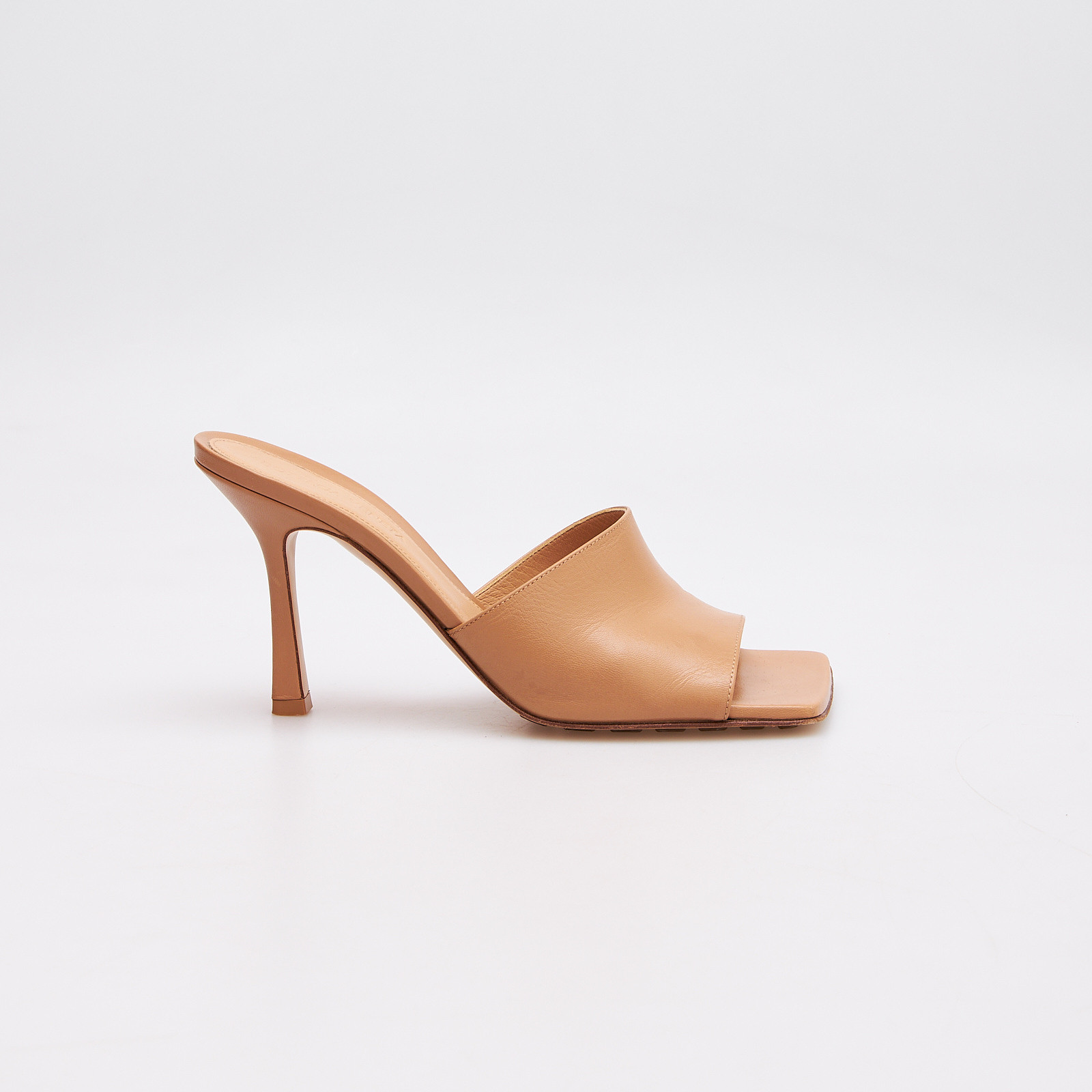 Мюли бежевого цвета Bottega Veneta - фото из каталога магазина брендовой одежды Second Friend Store Мюли Bottega Veneta - купить оригинал в секонд-хенде SFS - 1