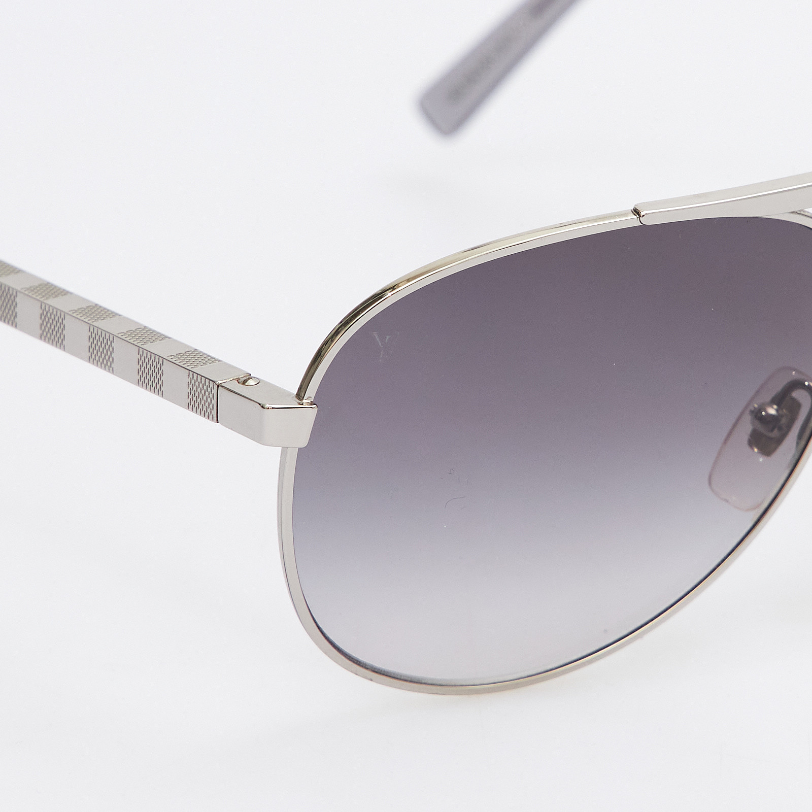 Очки серебряного цвета Louis Vuitton - фото из каталога магазина брендовой одежды Second Friend Store Очки Louis Vuitton - купить оригинал в секонд-хенде SFS - 4