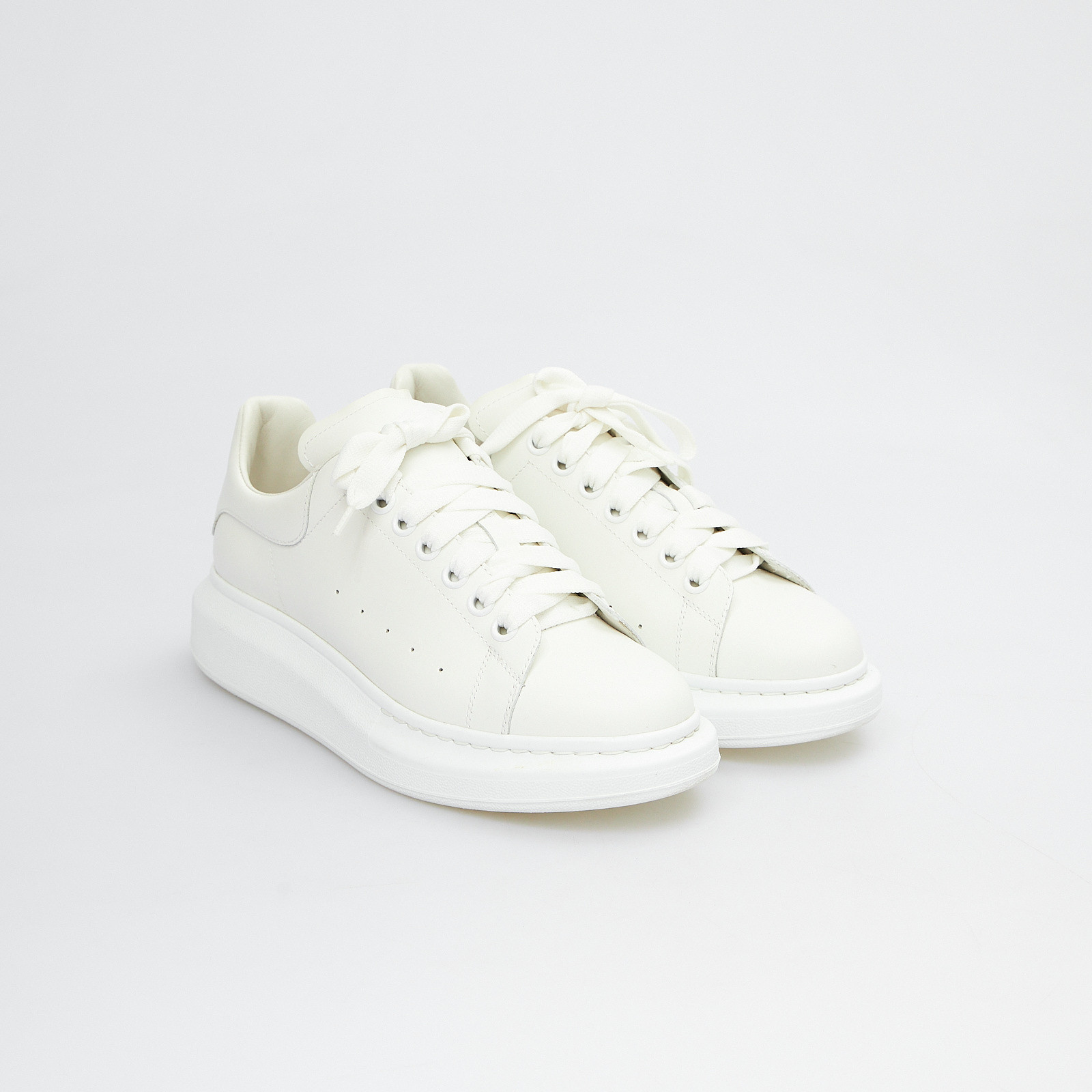 Кроссовки белого цвета Alexander McQueen - фото из каталога магазина брендовой одежды Second Friend Store Кроссовки Alexander McQueen - купить оригинал в секонд-хенде SFS - 2