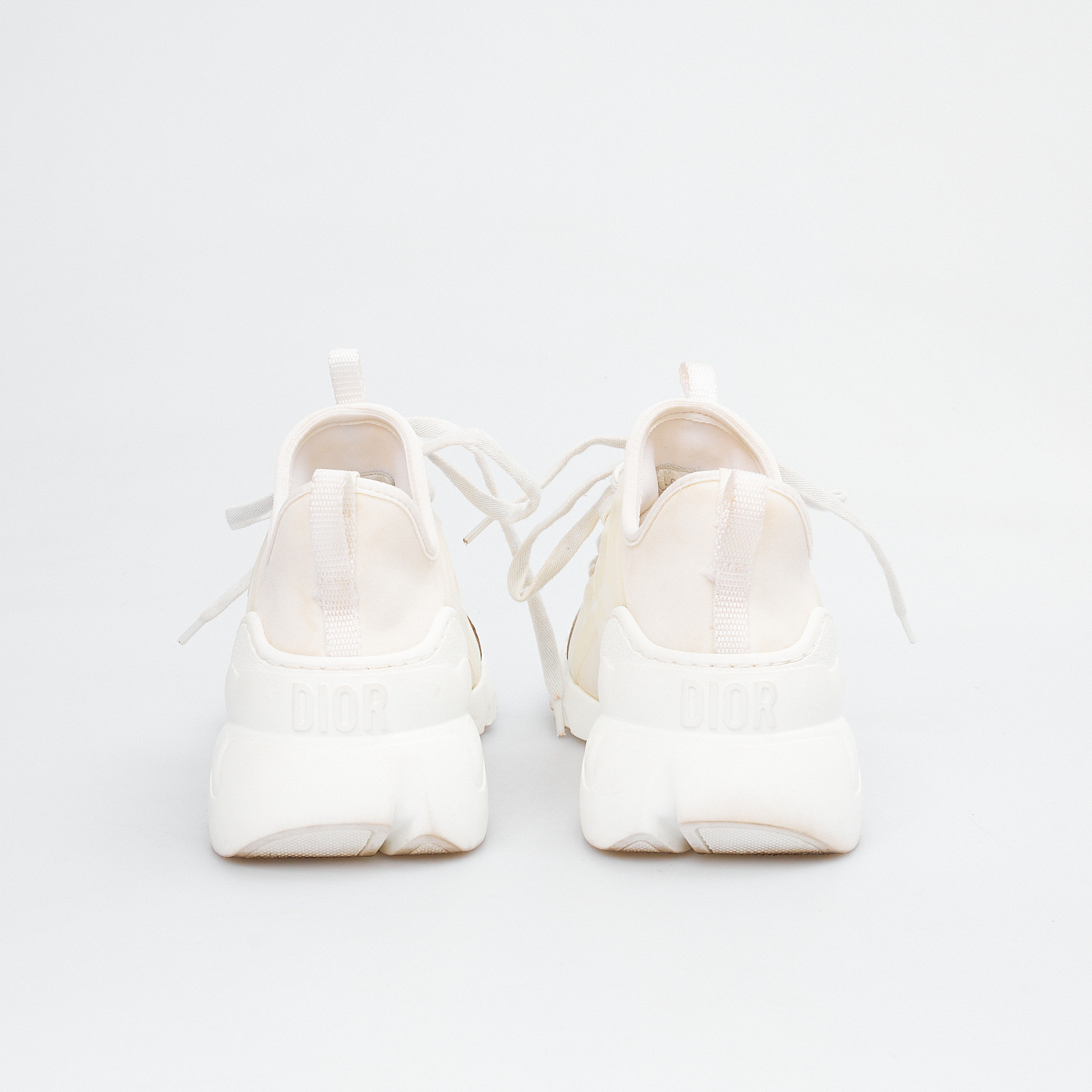 Кроссовки белого цвета Christian Dior - фото из каталога магазина брендовой одежды Second Friend Store Кроссовки Christian Dior - купить оригинал в секонд-хенде SFS - 3