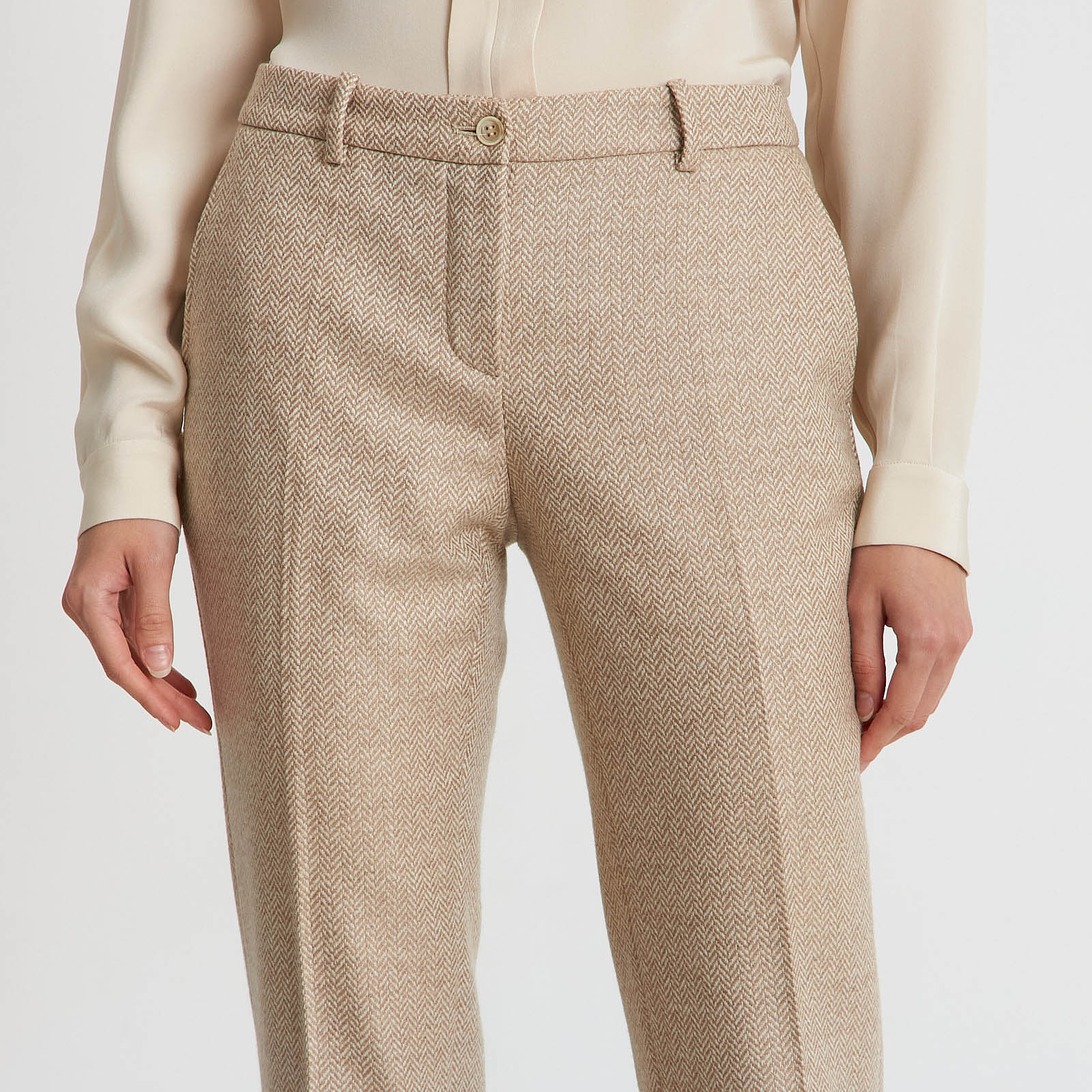 Брюки  бежевого цвета Loro Piana - фото из каталога магазина брендовой одежды Second Friend Store Брюки Loro Piana - купить оригинал в секонд-хенде SFS - 4