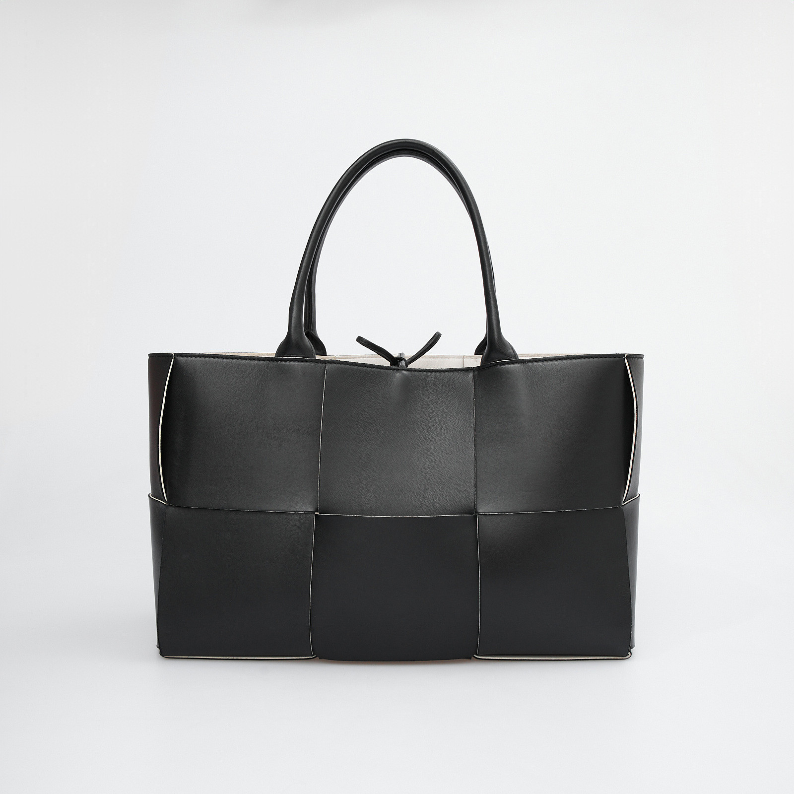 Сумка черного цвета Bottega Veneta - фото из каталога магазина брендовой одежды Second Friend Store Сумка Bottega Veneta - купить оригинал в секонд-хенде SFS - 1