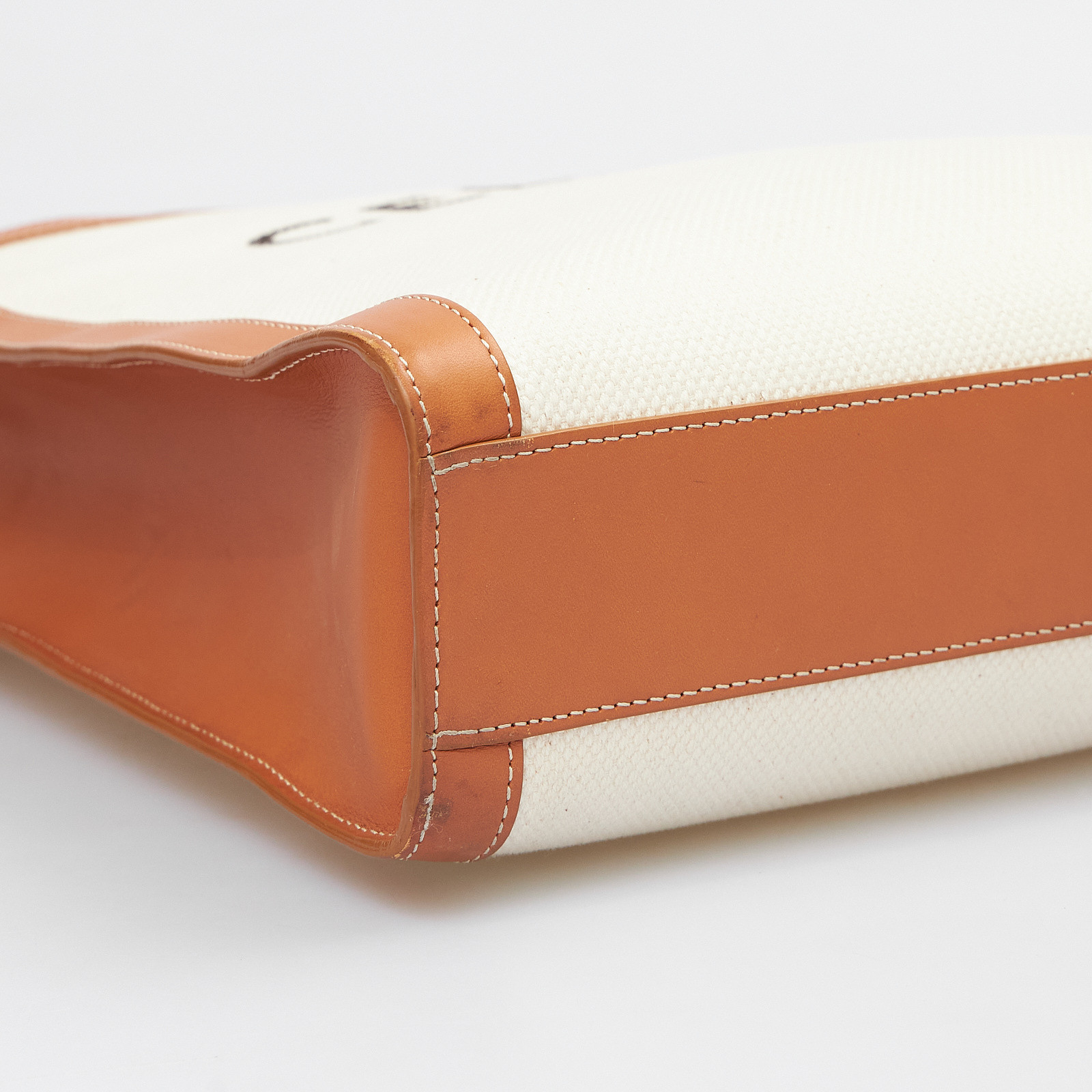 Сумка белого цвета Celine - фото из каталога магазина брендовой одежды Second Friend Store Сумка Celine - купить оригинал в секонд-хенде SFS - 6