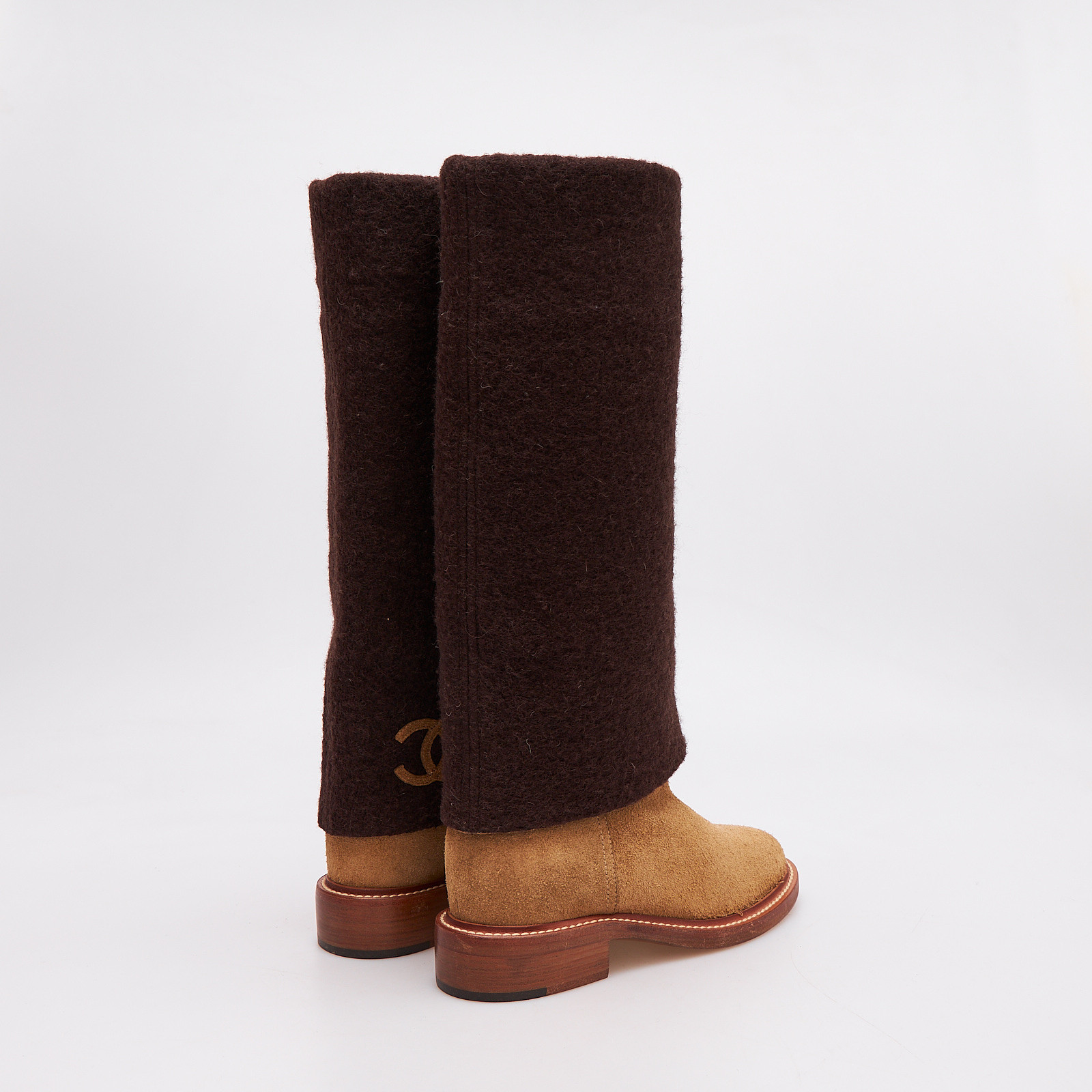 Сапоги коричневого цвета Chanel - фото из каталога магазина брендовой одежды Second Friend Store Сапоги Chanel - купить оригинал в секонд-хенде SFS - 3