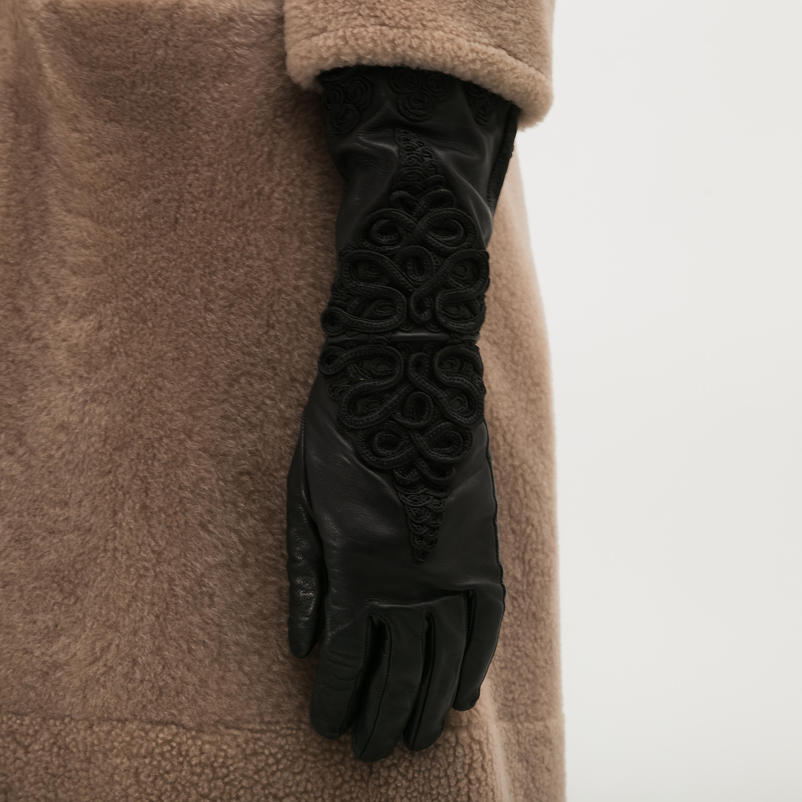 Перчатки черного цвета Prada - фото из каталога магазина брендовой одежды Second Friend Store Перчатки Prada - купить оригинал в секонд-хенде SFS - 5