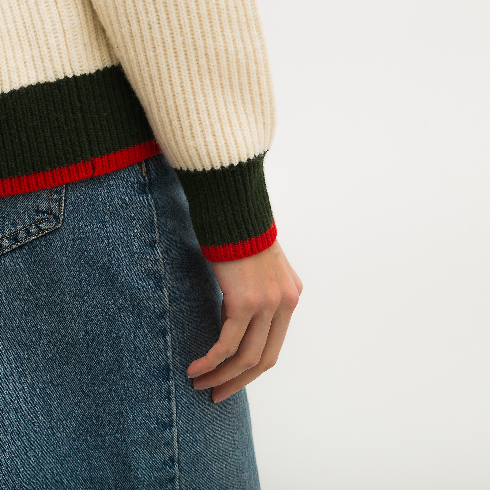 Свитер  белого цвета Burberry - фото из каталога магазина брендовой одежды Second Friend Store Свитер Burberry - купить оригинал в секонд-хенде SFS - 5