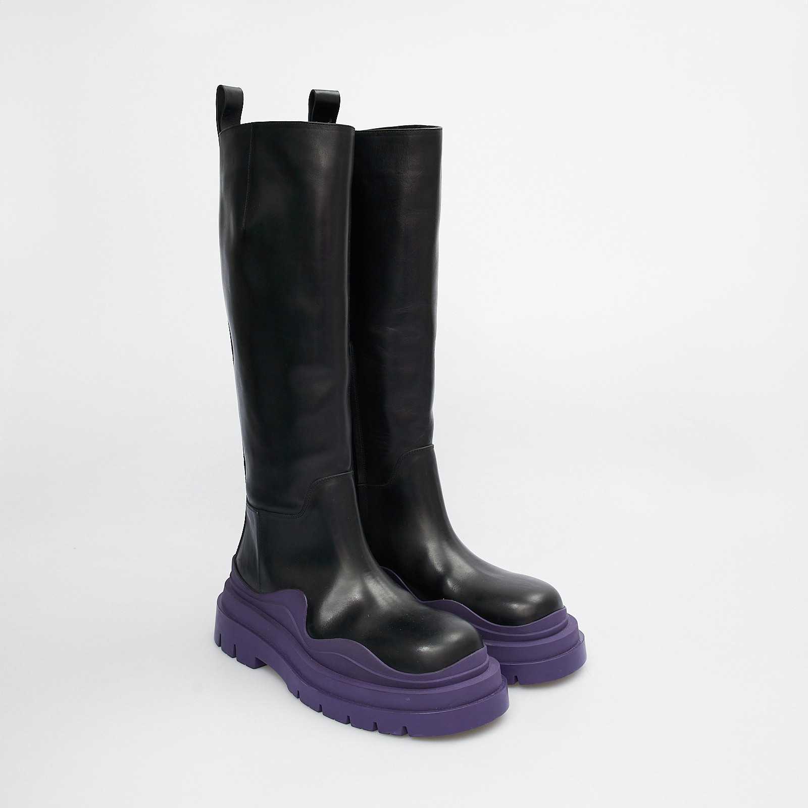 Сапоги черного цвета Bottega Veneta - фото из каталога магазина брендовой одежды Second Friend Store Сапоги Bottega Veneta - купить оригинал в секонд-хенде SFS - 2