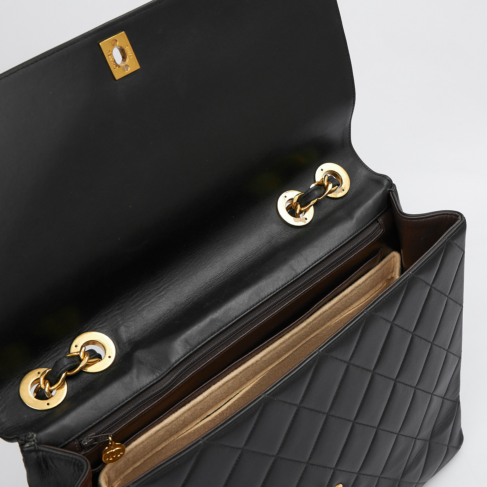 Сумка черного цвета Chanel - фото из каталога магазина брендовой одежды Second Friend Store Сумка Chanel - купить оригинал в секонд-хенде SFS - 8