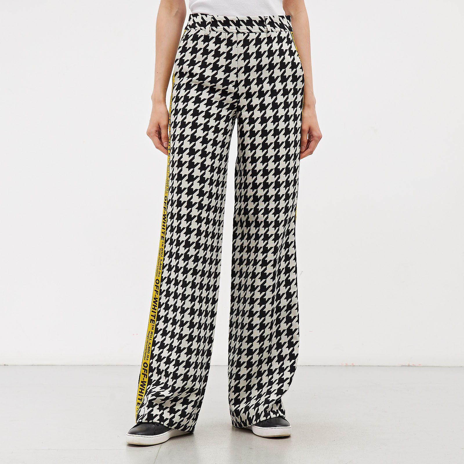 Брюки белого цвета Off-White - фото из каталога магазина брендовой одежды Second Friend Store Брюки Off-White - купить оригинал в секонд-хенде SFS - 1