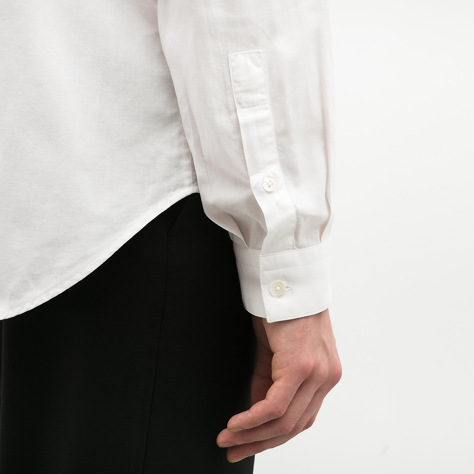 Рубашка белого цвета McQ by Alexander McQueen - фото из каталога магазина брендовой одежды Second Friend Store Рубашка McQ by Alexander McQueen - купить оригинал в секонд-хенде SFS - 5