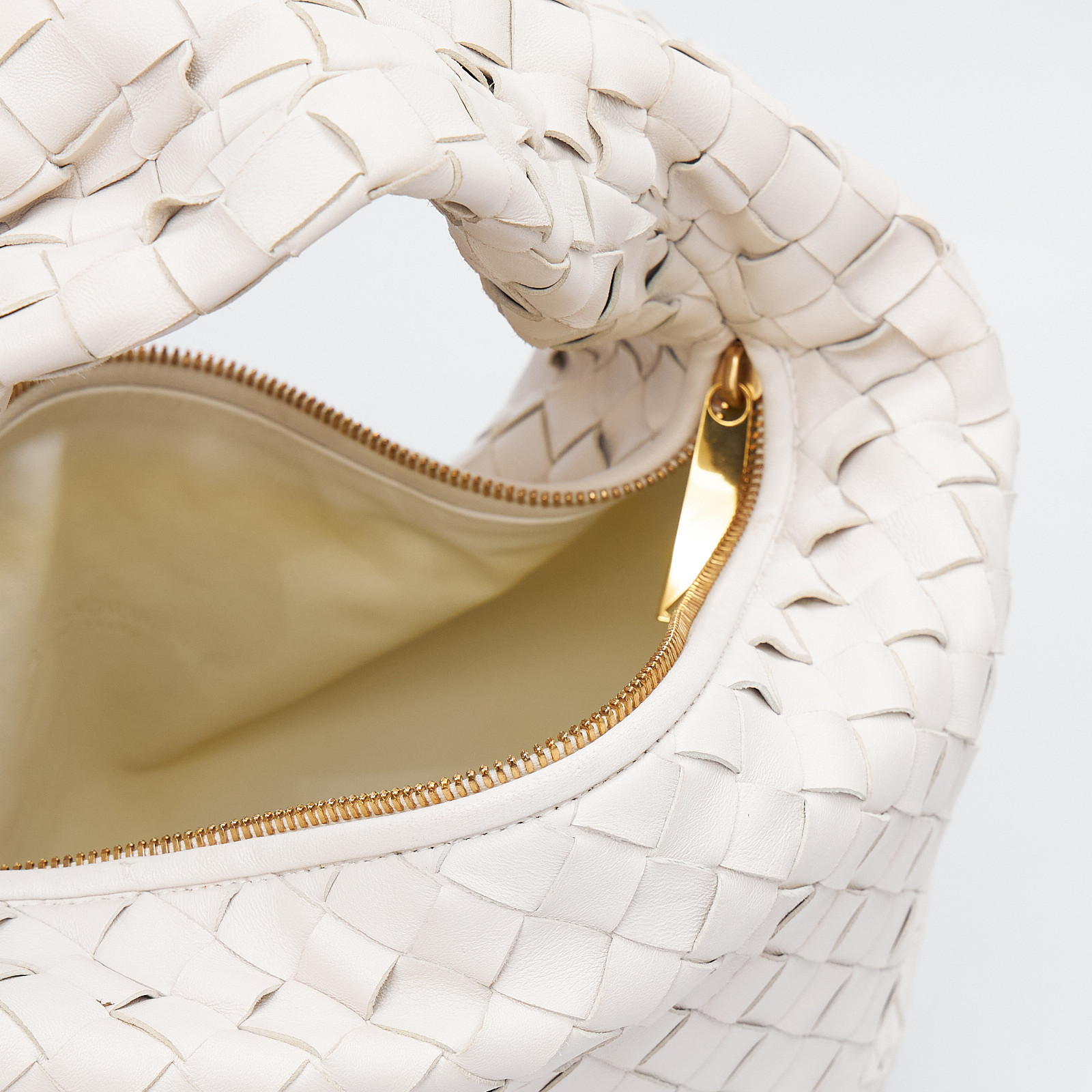 Сумка  белого цвета Bottega Veneta - фото из каталога магазина брендовой одежды Second Friend Store Сумка Bottega Veneta - купить оригинал в секонд-хенде SFS - 8