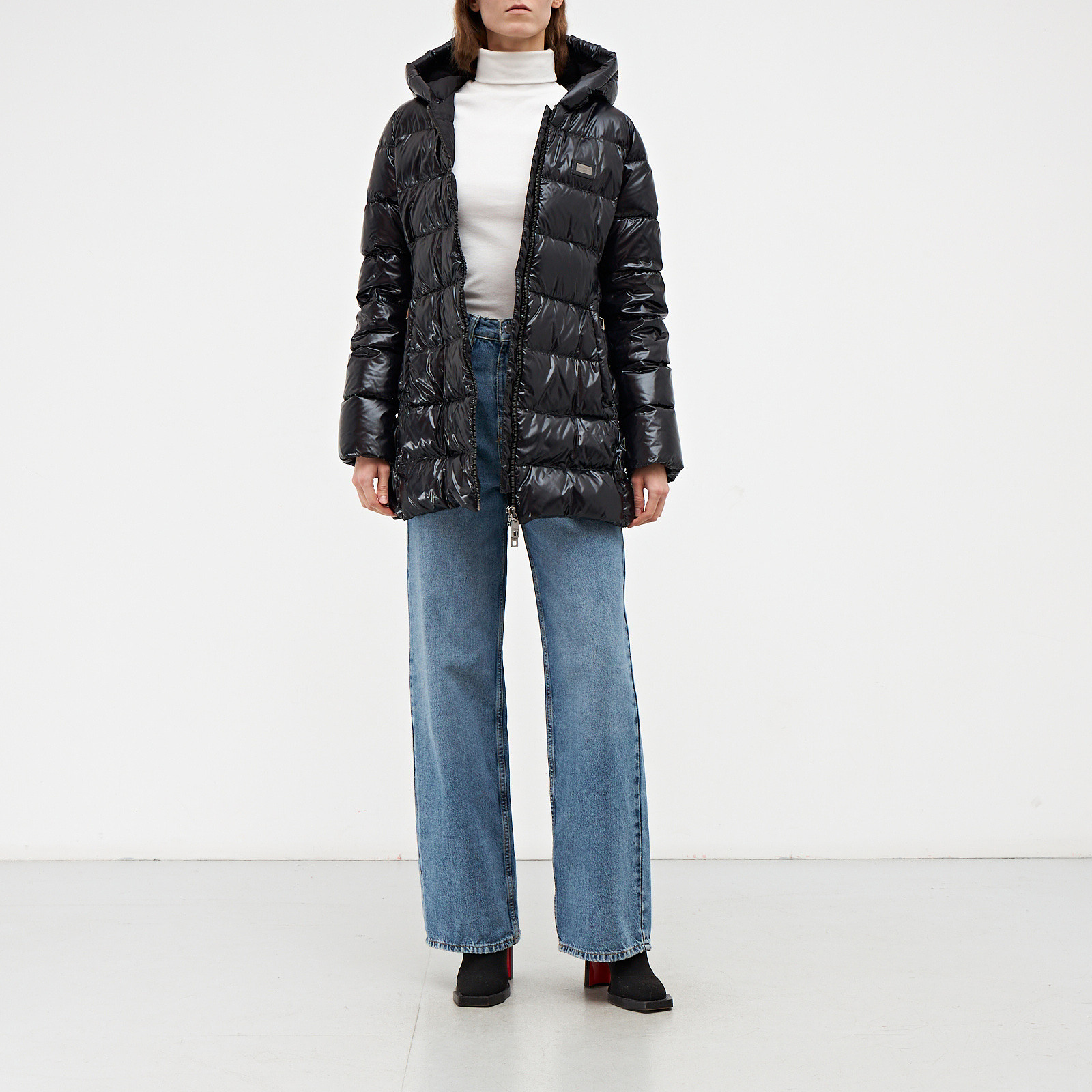 Пуховик  черного цвета Dolce&Gabbana - фото из каталога магазина брендовой одежды Second Friend Store Пуховик Dolce&Gabbana - купить оригинал в секонд-хенде SFS - 2