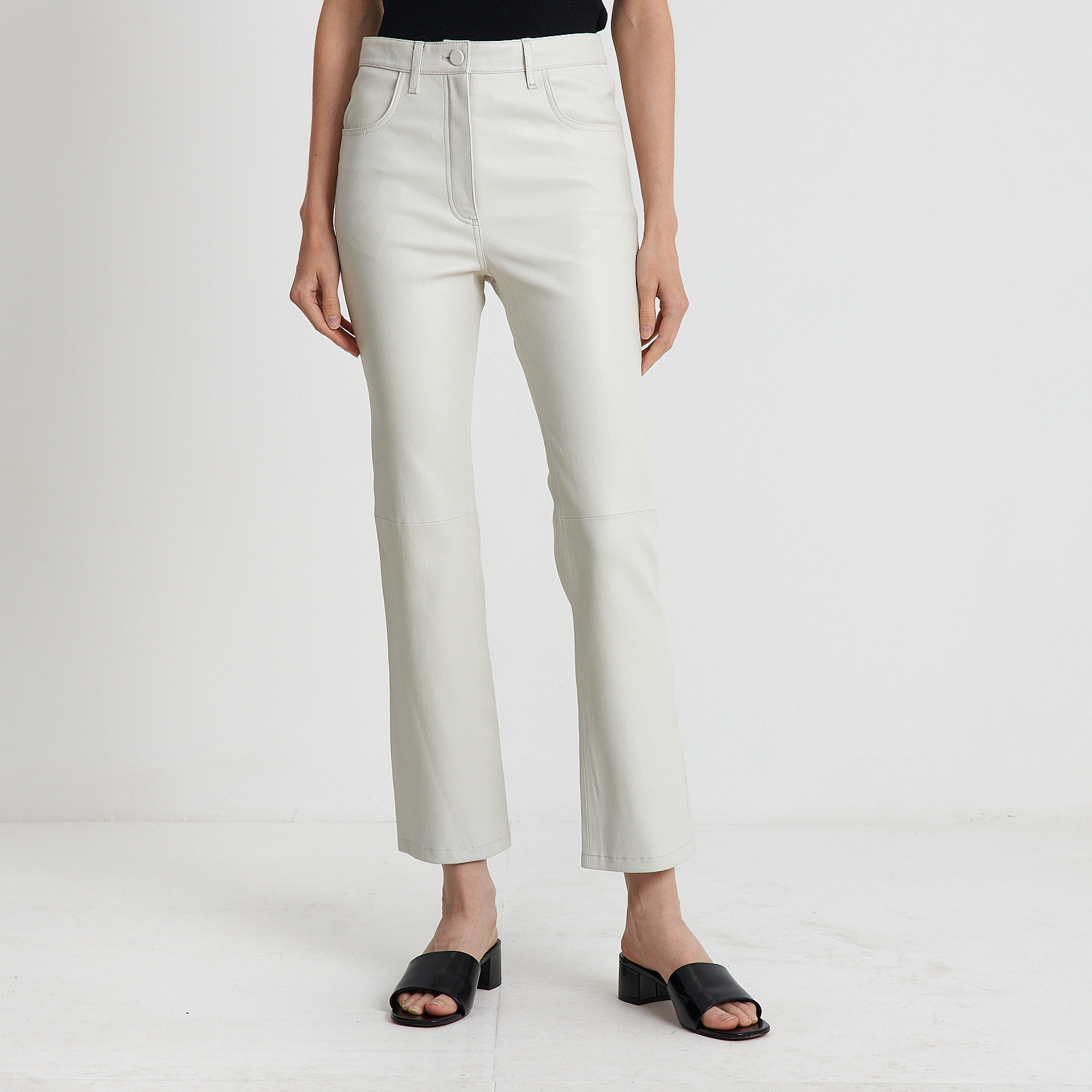 Брюки белого цвета Joseph - фото из каталога магазина брендовой одежды Second Friend Store Брюки Joseph - купить оригинал в секонд-хенде SFS - 1